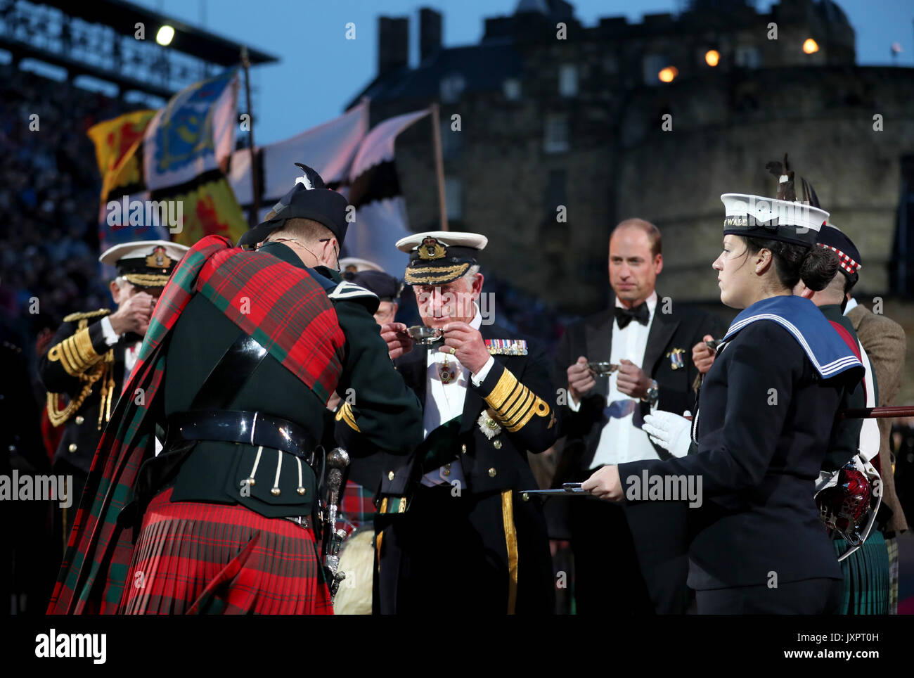 Der Prinz von Wales, als Herzog von Rothesay in Schottland bekannt, und der Herzog von Cambridge trinken Whisky, wie Sie der Royal Edinburgh Military Tattoo in Edinburgh Castle besuchen. Stockfoto