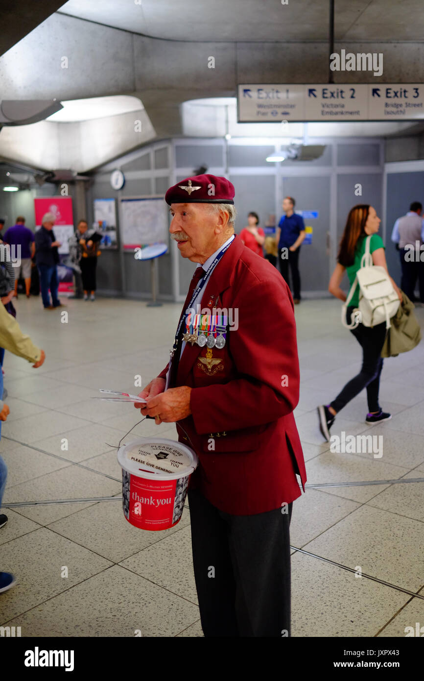 Militär und Marine Kriegsveteranen sammeln am Westminster tube station für Ihre Taxi der Liebe. Jeder hatte ein Lesezeichen mit Ihren Service Foto auf. Stockfoto
