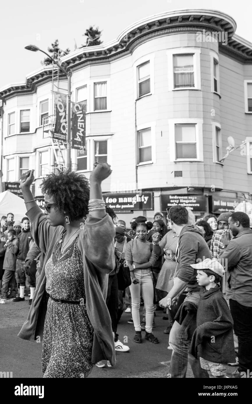 OAKLAND, CA - Jul 6, 2014: die Menschen tanzen auf der Straße während der ersten Freitag kunst Murmeln Galerie hop. Diverse Masse von Künstlern und Hipster. Stockfoto