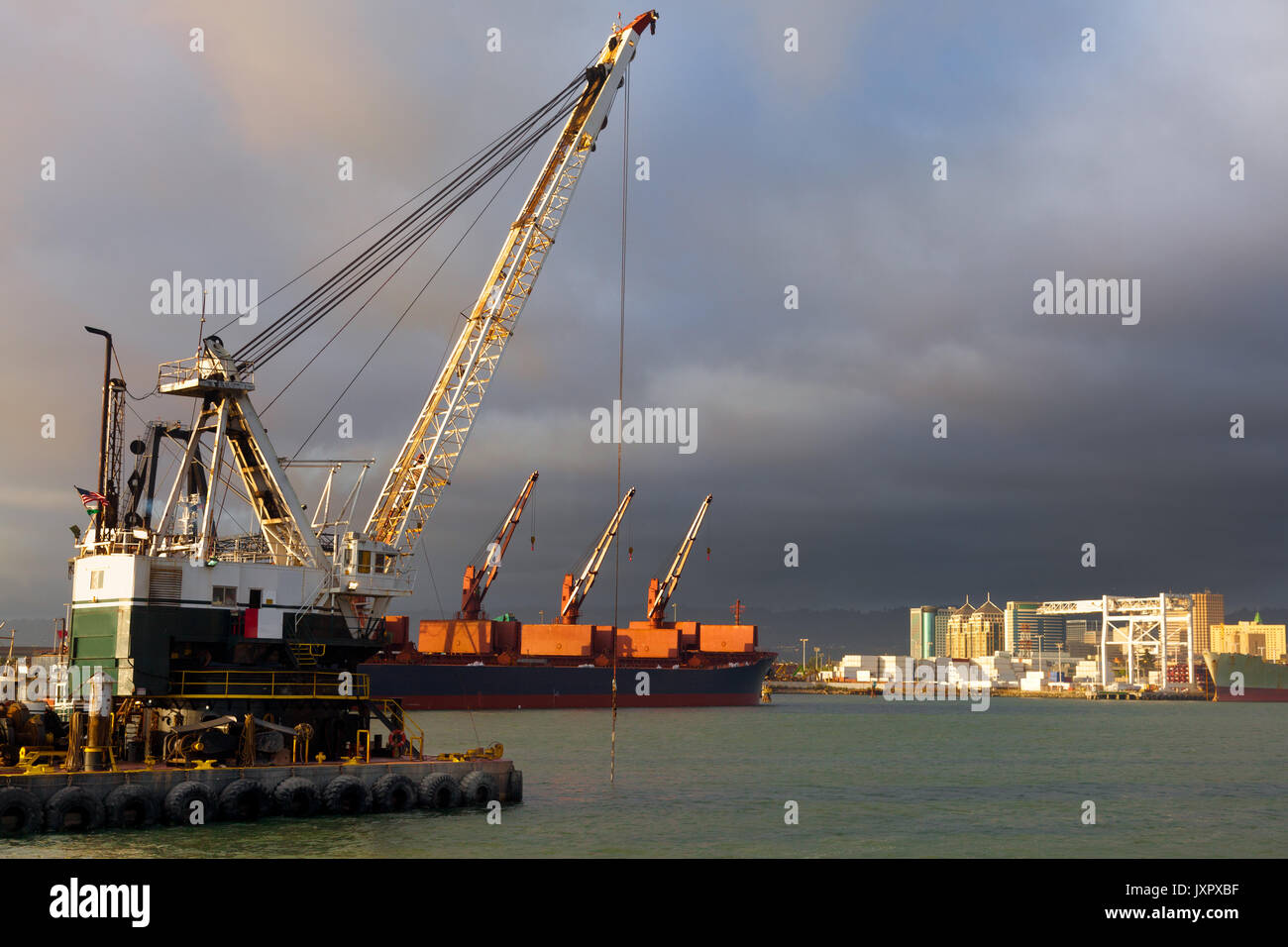 Oakland, Kalifornien, Schwimmbagger graben Versand Kanal für den Port Stockfoto