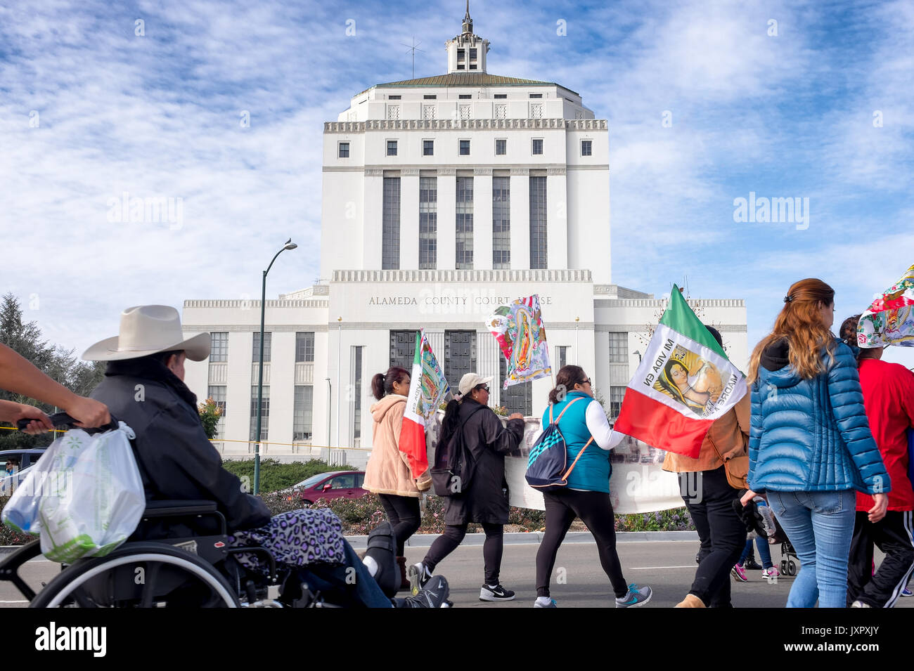 OAKLAND, CA - Jul 5, 2015: Katholiken, die Fahnen und Banner zu den jährlichen 7 Meile Wallfahrtskirche Unserer Lieben Frau von Guadalupe durch die Oakland stre Stockfoto