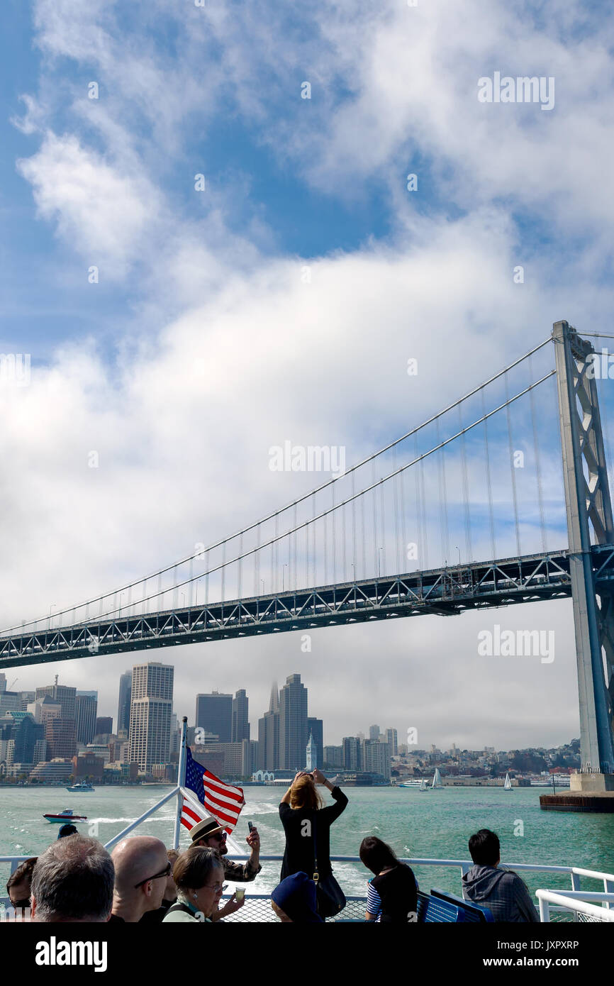 SAN FRANCISCO, Ca - Jul 9, 2014: Mit der Fähre verläuft unter der Bay Bridge mit San Francisco im Hintergrund. Fähren tragen mehr als 1,8 Millionen Passagiere Stockfoto