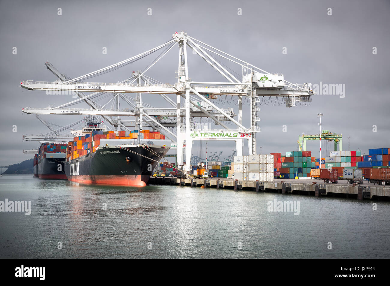 OAKLAND, CA - Jul 9, 2014: Geladen cargo Schiffe im Hafen von Oakland, der viertgrösste Containerhafen in den USA und ein wichtiger wirtschaftlicher Motor im San Stockfoto