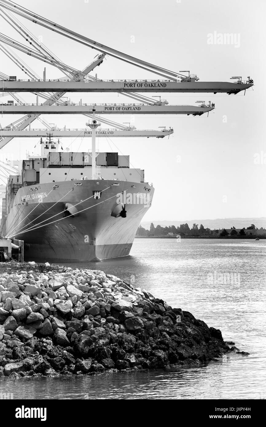 OAKLAND, CA - Apr 18, 2013: Ein beladener Frachter im Hafen von Oakland. Als der viertgrößte Containerhafen im Land, es ist eine große wirtschaftliche engin Stockfoto