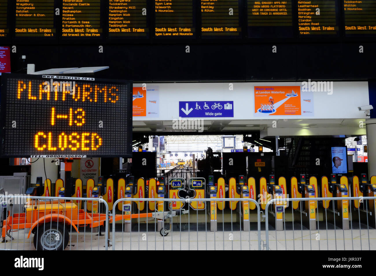 Waterloo Station in London der Tag einer Entgleisung auf das Chaos durch die Verbesserung arbeiten, die Plattformen geschlossen haben. Am 16. August 2017 berücksichtigt. Stockfoto