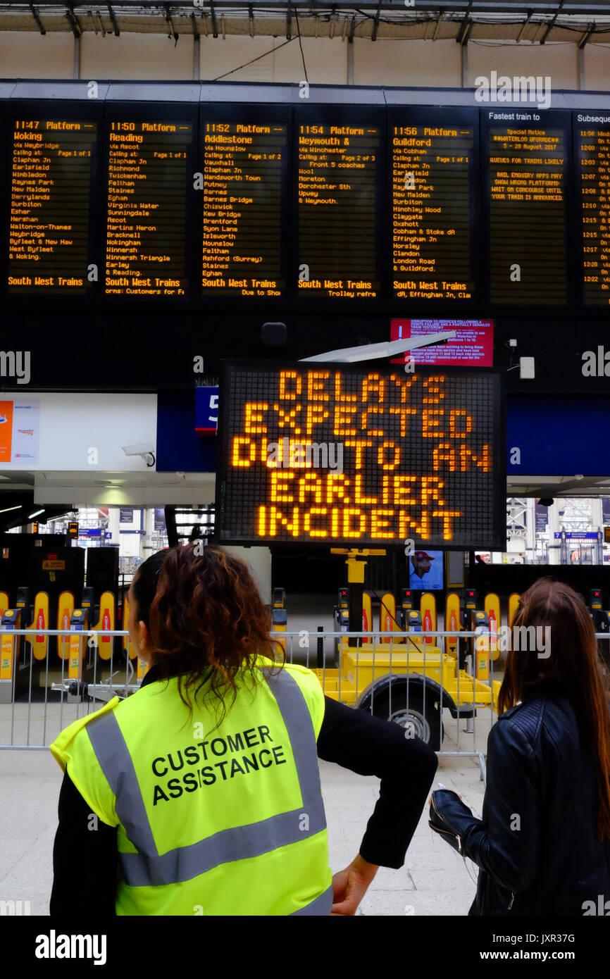 Waterloo Station, London der Tag einer Entgleisung auf das Chaos durch die Verbesserung arbeiten, die Plattformen geschlossen haben. Am 16. August 2017, Stockfoto