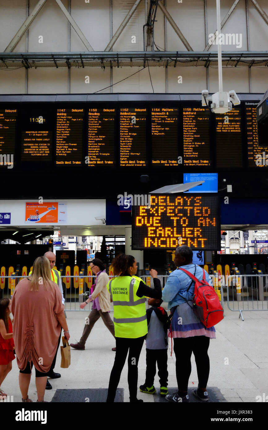 Waterloo Station, London der Tag einer Entgleisung auf das Chaos durch die Verbesserung arbeiten, die Plattformen geschlossen haben. Am 16. August 2017, Stockfoto