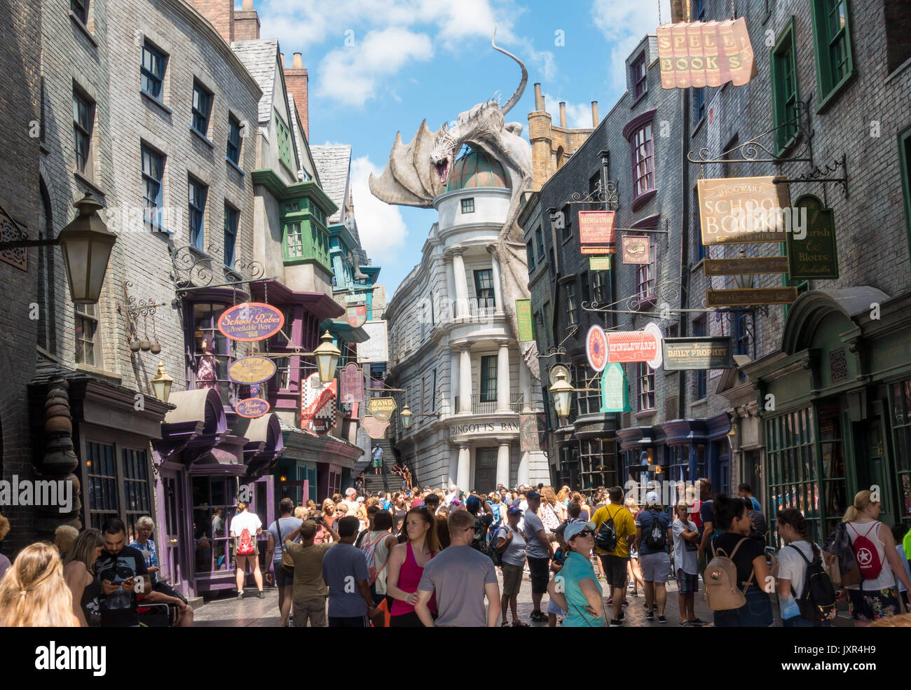 Gringotts Bank und der Winkelgasse in der Zauberwelt von Harry Potter in den Universal Studios Orlando, Florida. Stockfoto
