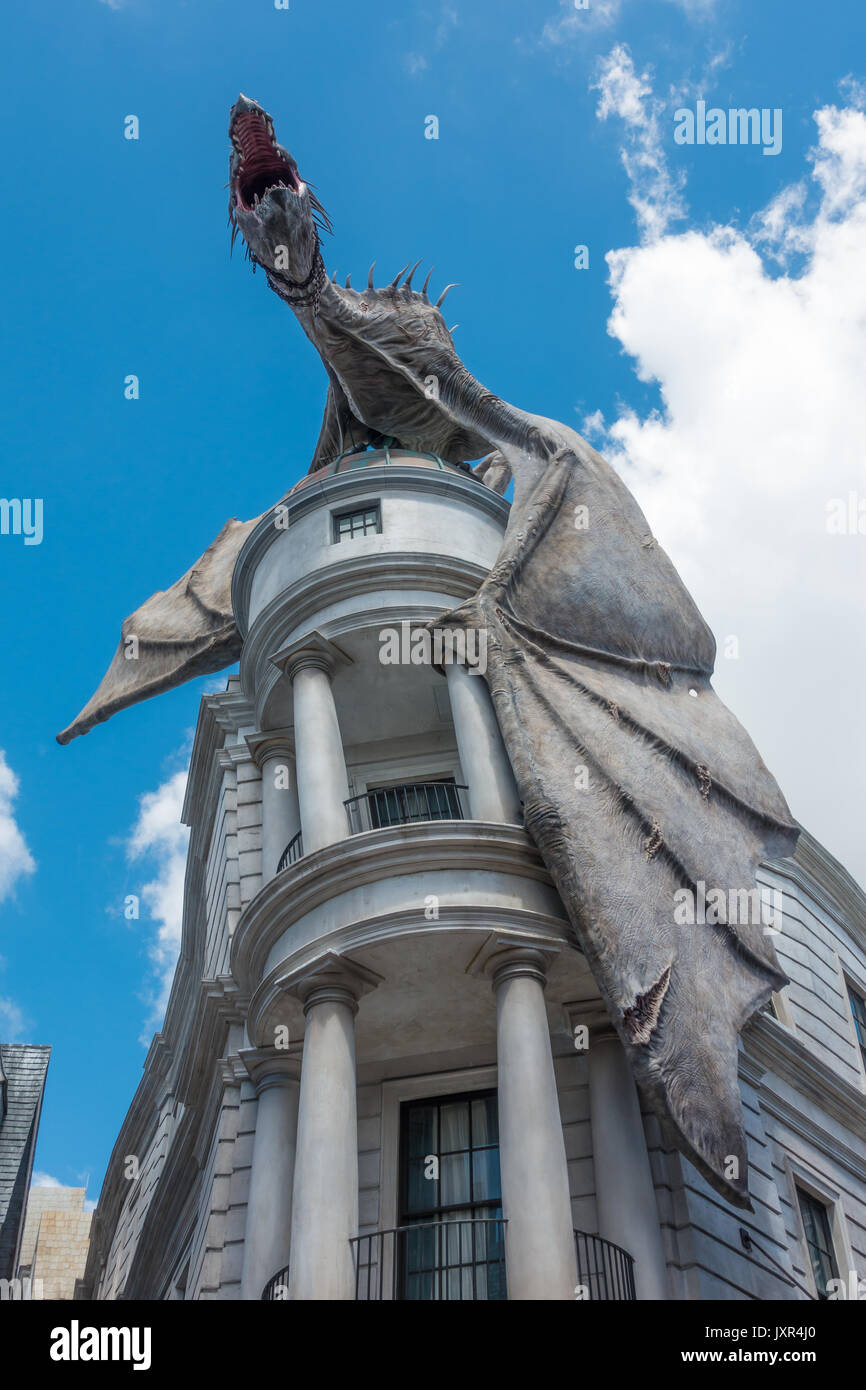 Gringotts Bank und der Winkelgasse in der Zauberwelt von Harry Potter in den Universal Studios Orlando, Florida. Stockfoto
