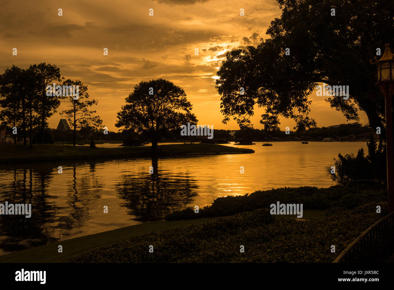 World Showcase Lagoon bei Sonnenuntergang in Epcot, Walt Disney World, Orlando, Florida. Stockfoto