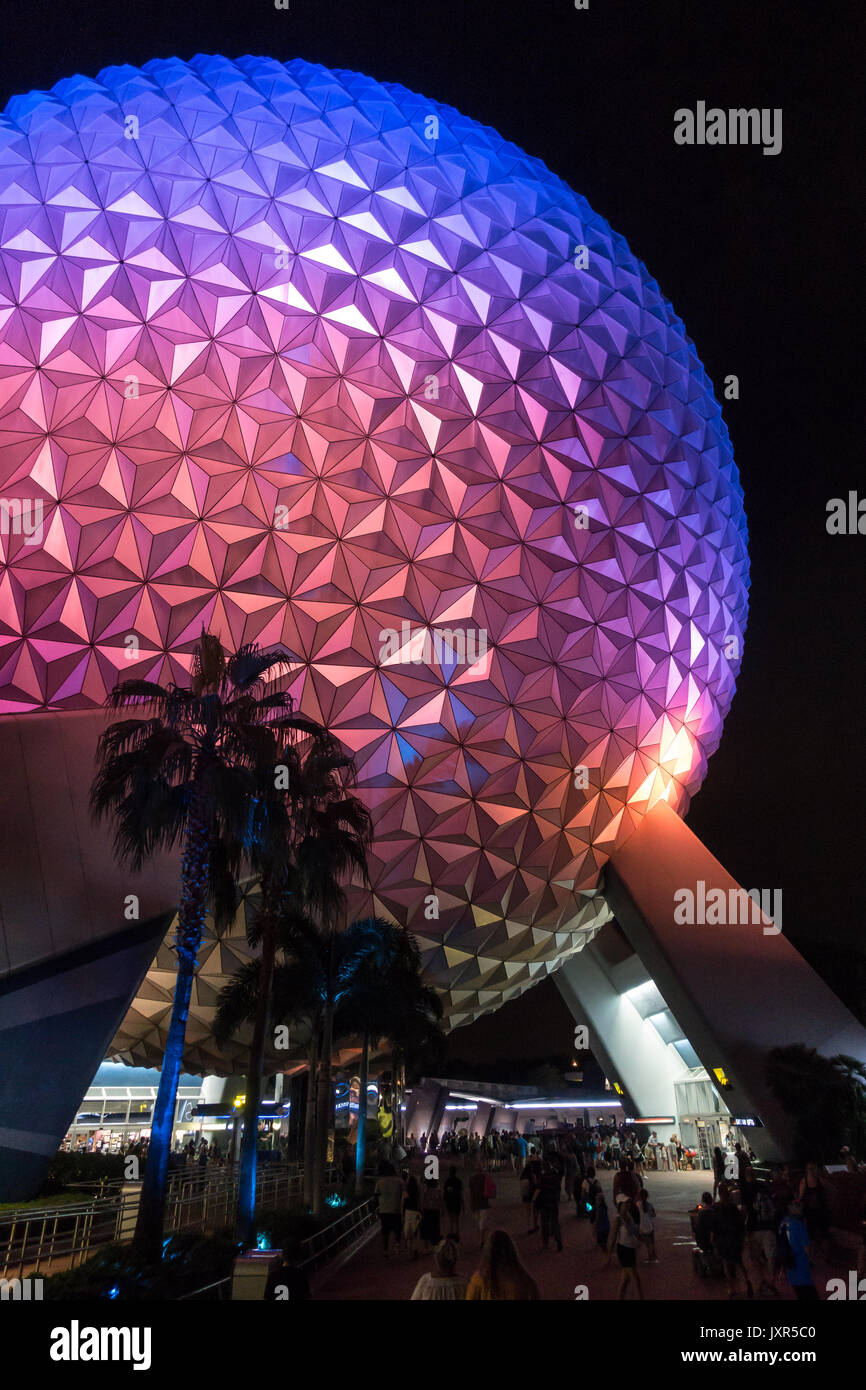 Raumschiff Erde Attraktion bei Nacht beleuchtet in Epcot, Walt Disney World, Orlando, Florida. Stockfoto