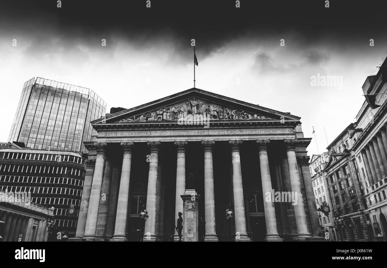 Dunkle Wolken über der Bank von England in der Londoner City (Brexit Thema führt zu Unsicherheit) Stockfoto