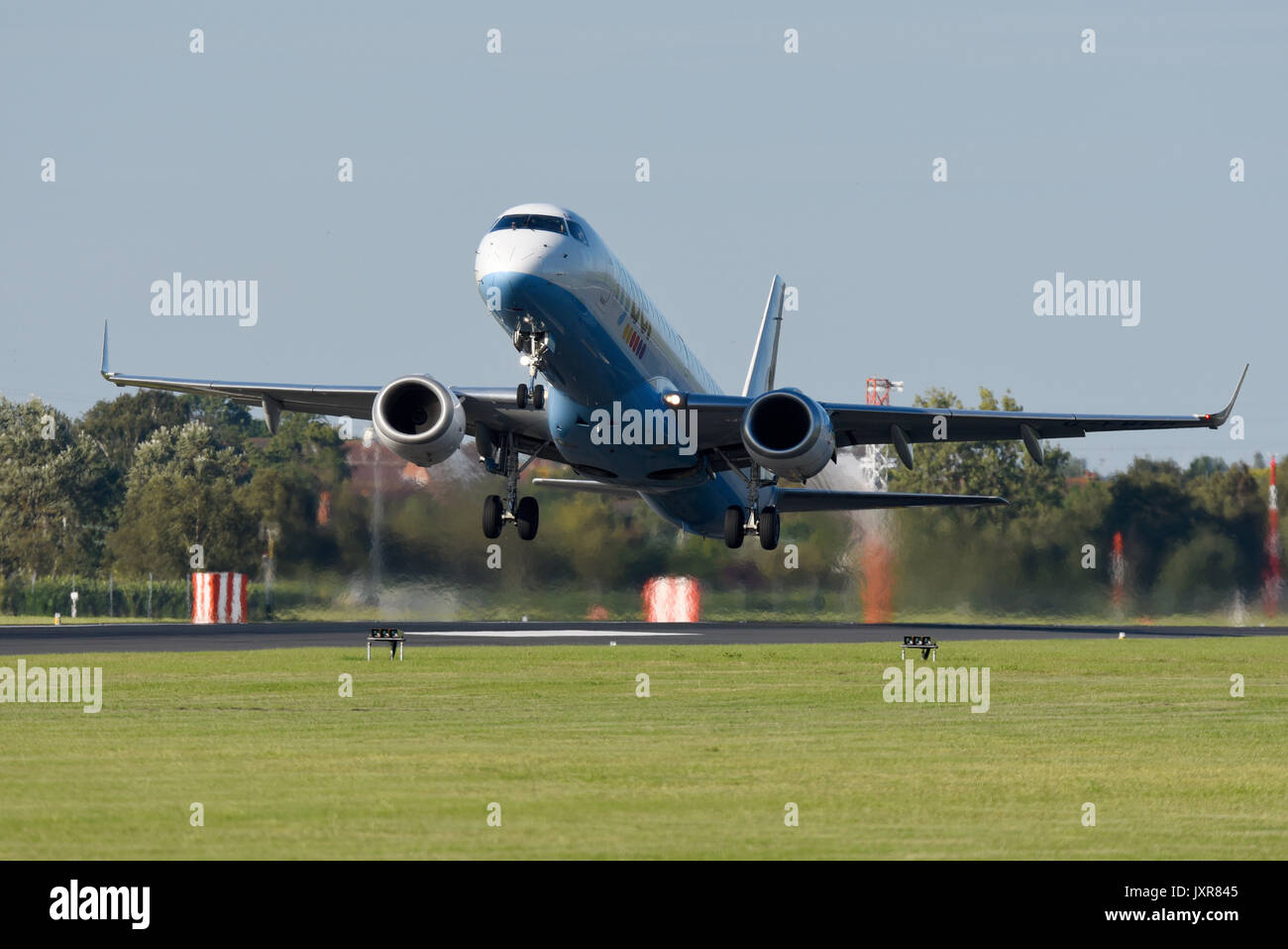 Flybe Embraer 195 ERJ 190-200 LR Jet Flugzeug G-FBEH startet vom Flughafen London Southend, Essex Stockfoto