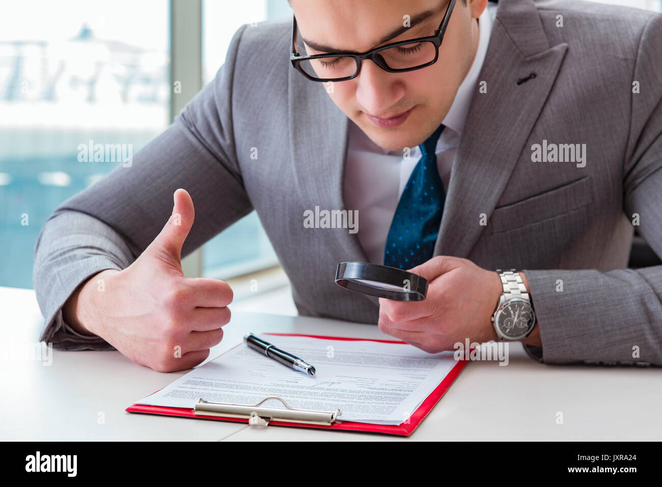 Der Mensch auf der Suche nach Fehler und Irrtümer im Bericht Stockfoto