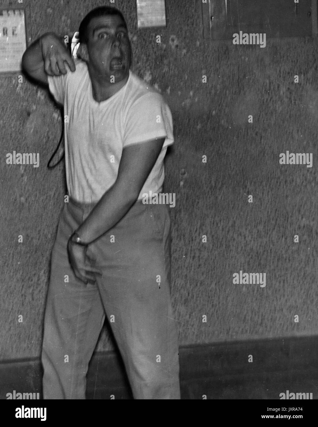 Unbekannter Student in der Nacht ein lustiges Gesicht, mit der einen Hand den Krallen und mit der anderen Hand greifen seinen Schoß, 1958. Stockfoto