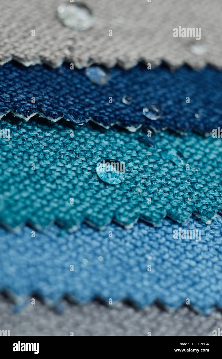 Schließen Sie das Wasser Tropfen auf Sackleinen, Textil- proben. Konzept für leicht zu reinigende, wasserdichte Oberflächen Stockfoto