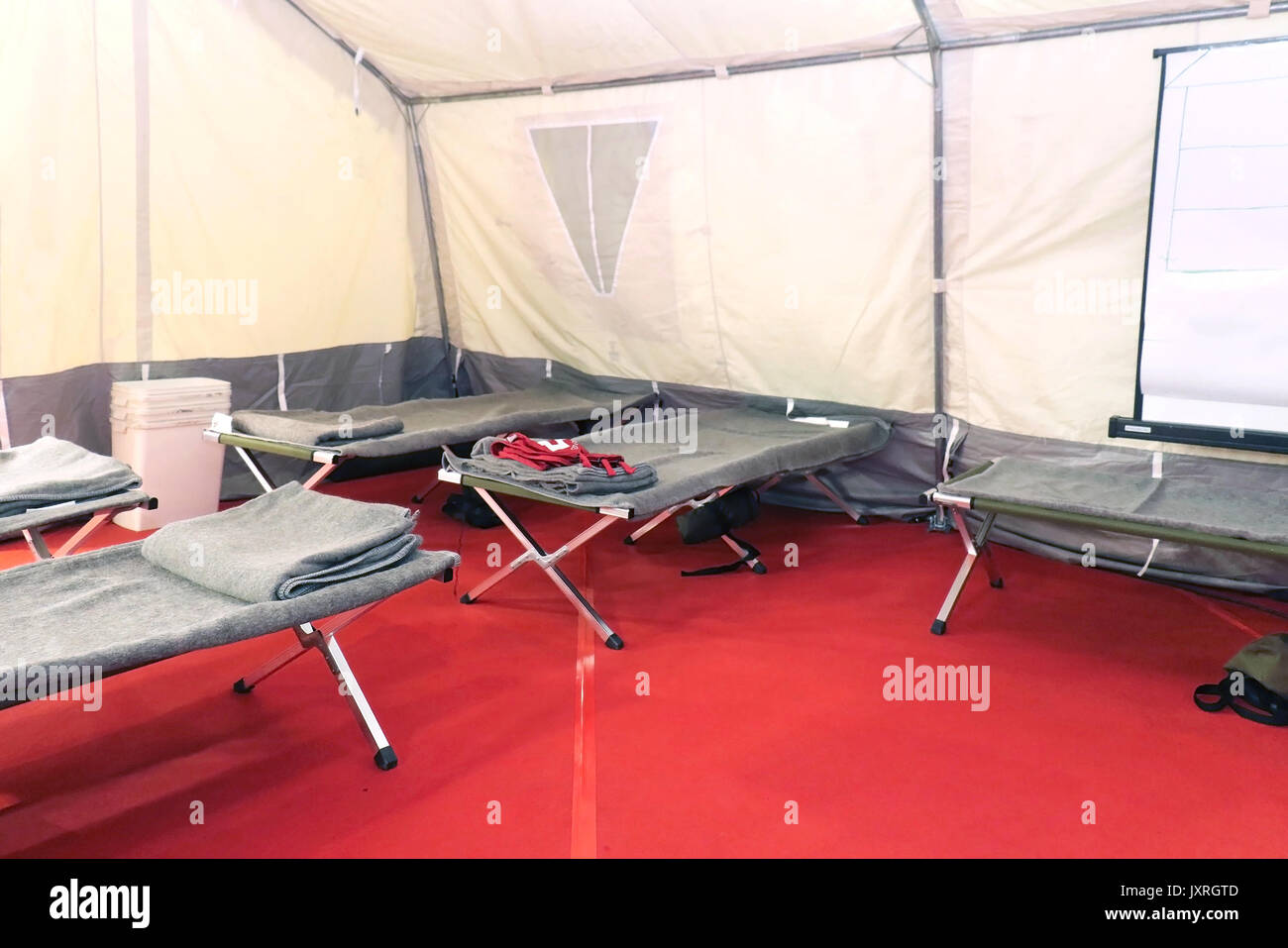 Tierheim camp Interieur mit Betten und Decken für Schutzhütten bereit Stockfoto
