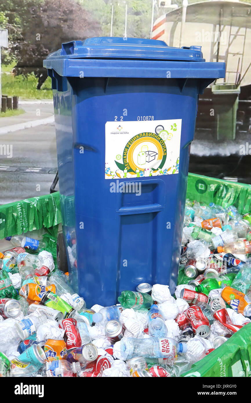 Belgrad, SERBIEN - Oktober 12: Große Haufen von Kunststoff, Metall und Papier Verpackung im Recycling Center in Belgrad, Serbien - Oktober 12, 2016; Lokale Recy Stockfoto