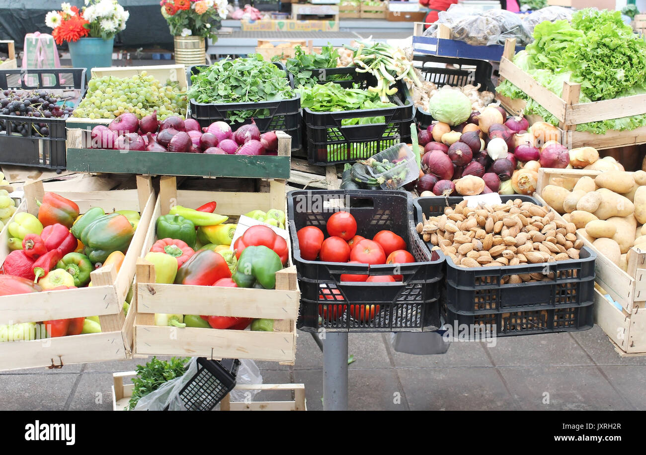 Holz- und Kunststoffkisten mit Stapel von frischem Bio-Obst und Gemüse auf der Straße verkauft Stockfoto