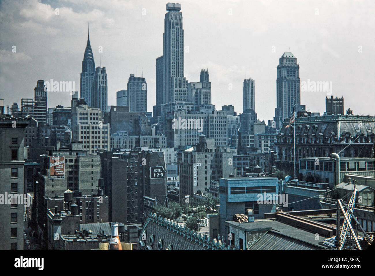 Blick auf Gebäude in New York City in 1956. Zeichen können für Hotel Knickerbocker, King Edward Hotel, 1-2-3 Hotel gesehen werden, und dem Sheraton Hotel. Blick auf die Skyline zeigt viele Gebäude in diesem Teil von Manhattan zu der Zeit. Stockfoto