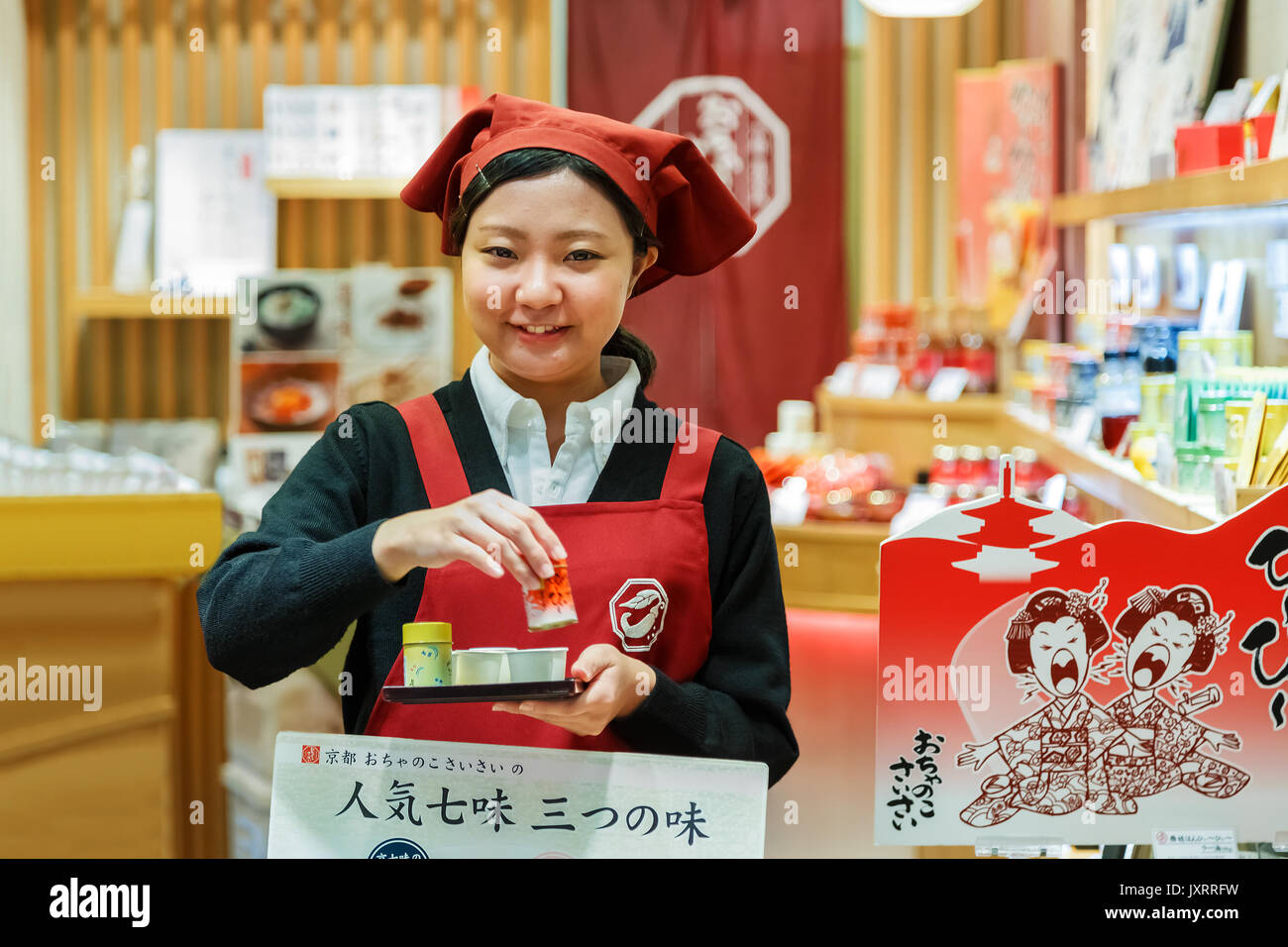 Japanische Ladenbesitzer an Nishiki Markt in Kyoto, Japan Stockfoto