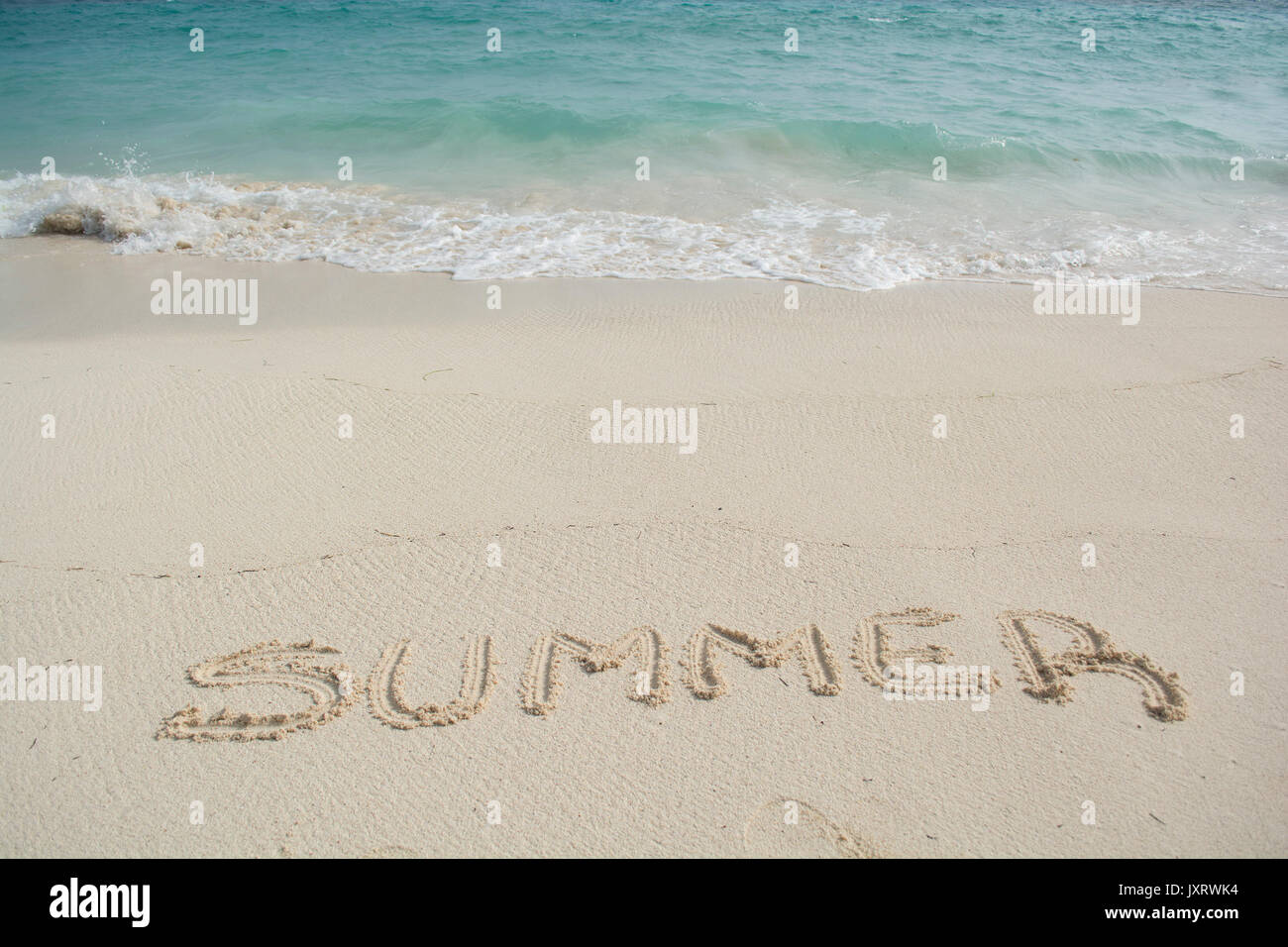 Sommer mit dem Wort weggespült durch den Ozean Flut. Stockfoto