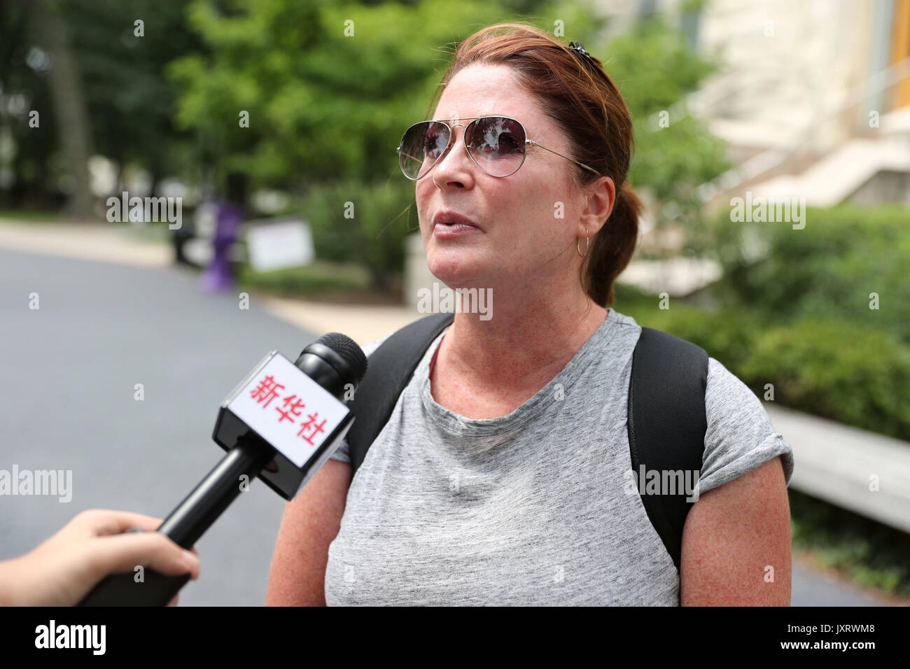 (170816) - CHICAGO, Aug 16, 2017 (Xinhua) - Hallie, ein Student von der Northwestern Universität in Chicago, mit Xinhua, der Vereinigten Staaten interviewt wird, am 26. Juli 2017. "Ich weiß, dass es einige vereinzelte Vorfälle hat, aber ich fühle mich sicher, wenn ich um Campus entfernt. Es not Telefonzellen, die meiner Meinung nach sehr in Campus hilfreich sind, 'Hallie sagte. Evanston ist eine kleine Stadt, die nur eine Autostunde nördlich von Chicago, wo der Northwestern University (NU) befindet. Obwohl es als Teil der Bereich 'Chicago', Evanston und NU Verwalten von Chicagos steigende Gewalt unangetastet bleiben. (Xi. Stockfoto