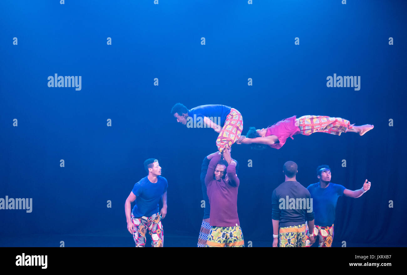 Edinburgh Fringe Festival, Edinburgh, Schottland, Vereinigtes Königreich, 16. August 2017. Eine akrobatische Anzeige mit werfen ein Kind im Zirkus Abessinien: Äthiopische Leistung an der Underbelly Zirkus Hub Traum auf den Wiesen Stockfoto