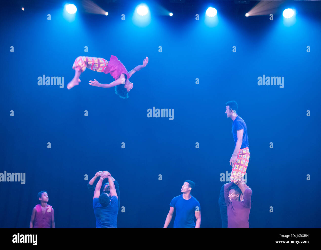 Edinburgh Fringe Festival, Edinburgh, Schottland, Vereinigtes Königreich, 16. August 2017. Eine akrobatische Anzeige mit werfen ein Kind im Zirkus Abessinien: Äthiopische Leistung an der Underbelly Zirkus Hub Traum auf den Wiesen Stockfoto