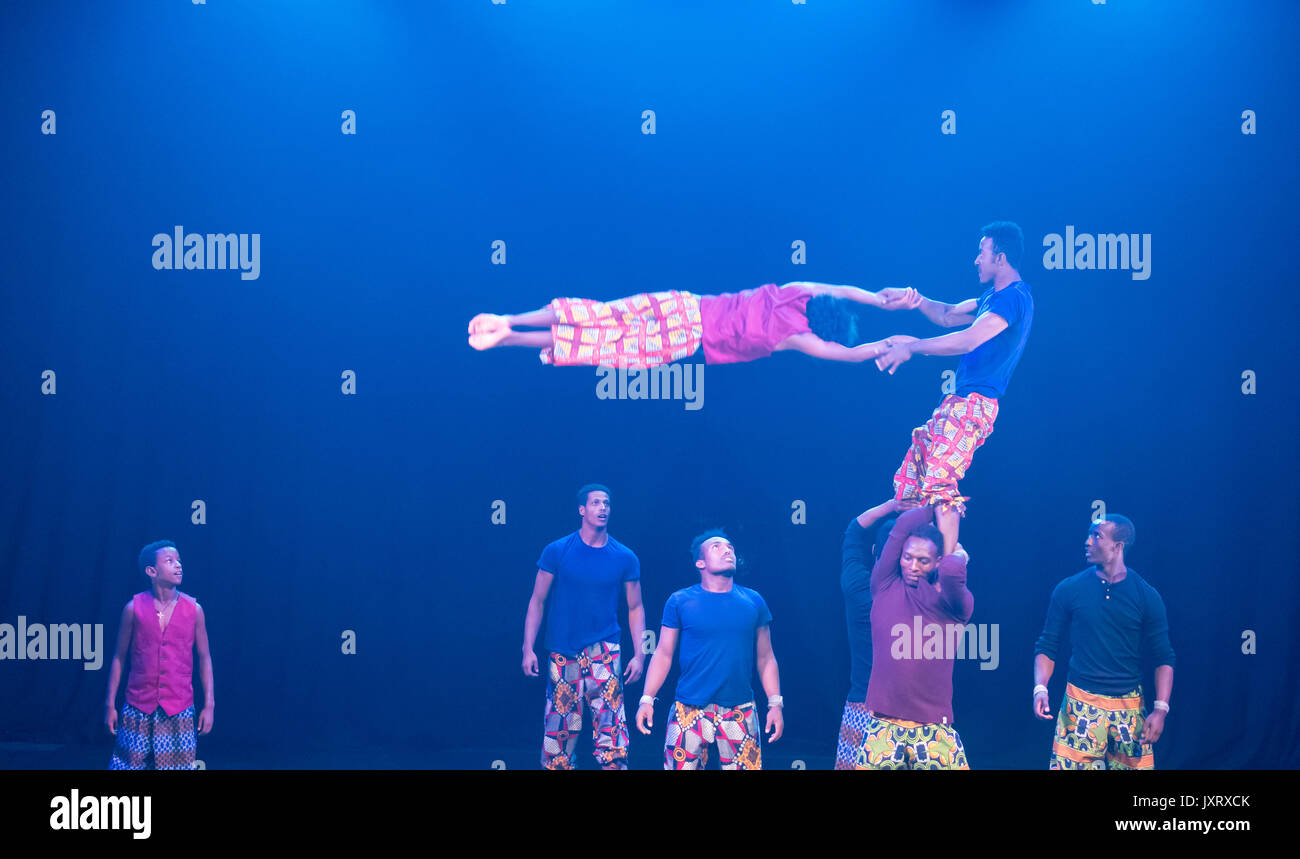 Edinburgh Fringe Festival, Edinburgh, Schottland, Vereinigtes Königreich, 16. August 2017. Eine akrobatische Anzeige mit werfen ein Kind im Zirkus Abessinien: Äthiopische Leistung an der Underbelly Zirkus Hub Traum auf den Wiesen Stockfoto