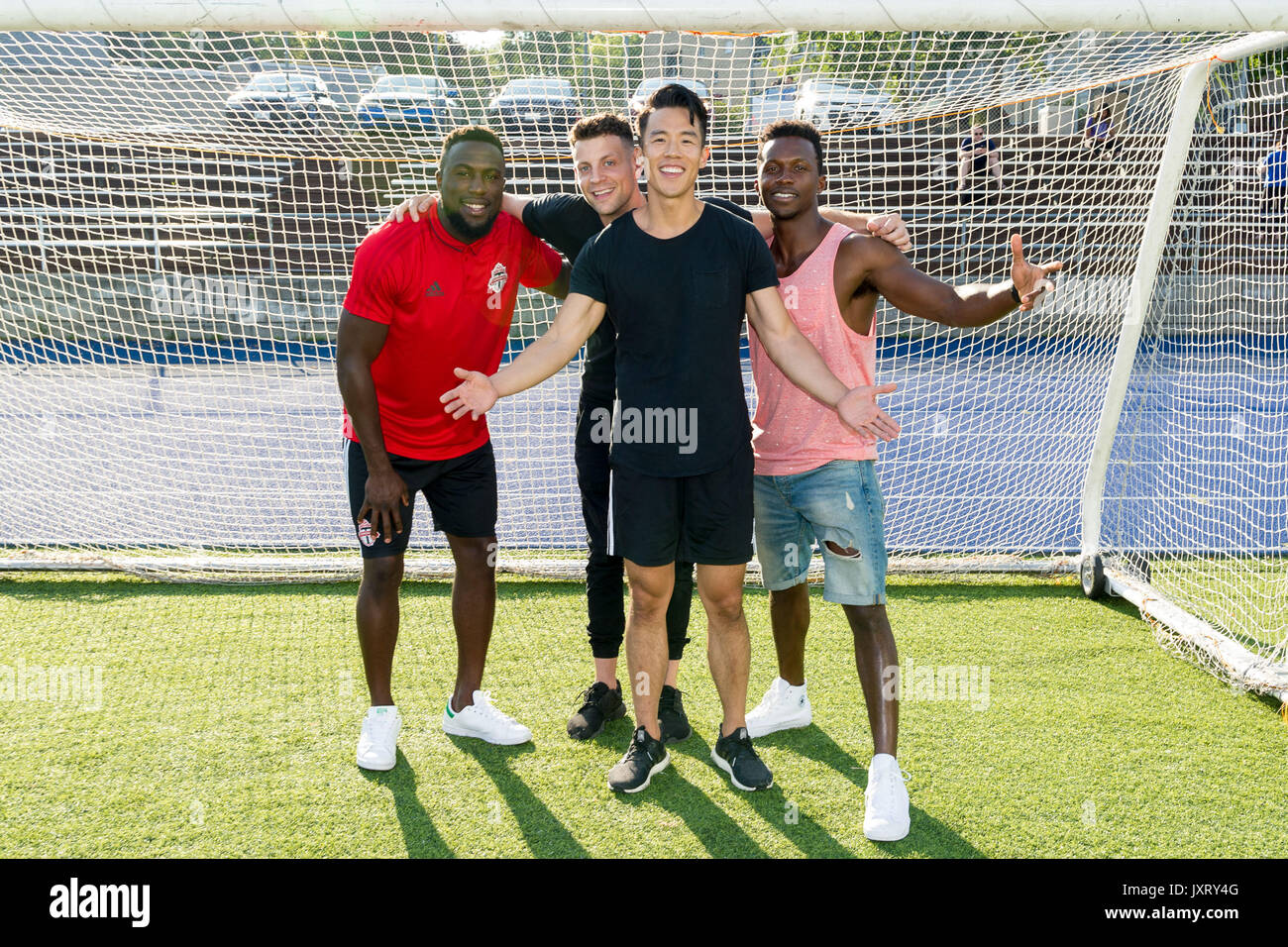 Toronto, Kanada. 16 August, 2017. Fernsehen Zeige 21 Thunder cast (Emmanuel Kabongo, Kevin Glaydon, und Jonathan Kim) Foto mit Toronto FC Vorwärts Jozy Altidore am St. Michael's College School. Dominic Chan/GATPR/EXimages Credit: EXImages/Alamy leben Nachrichten Stockfoto