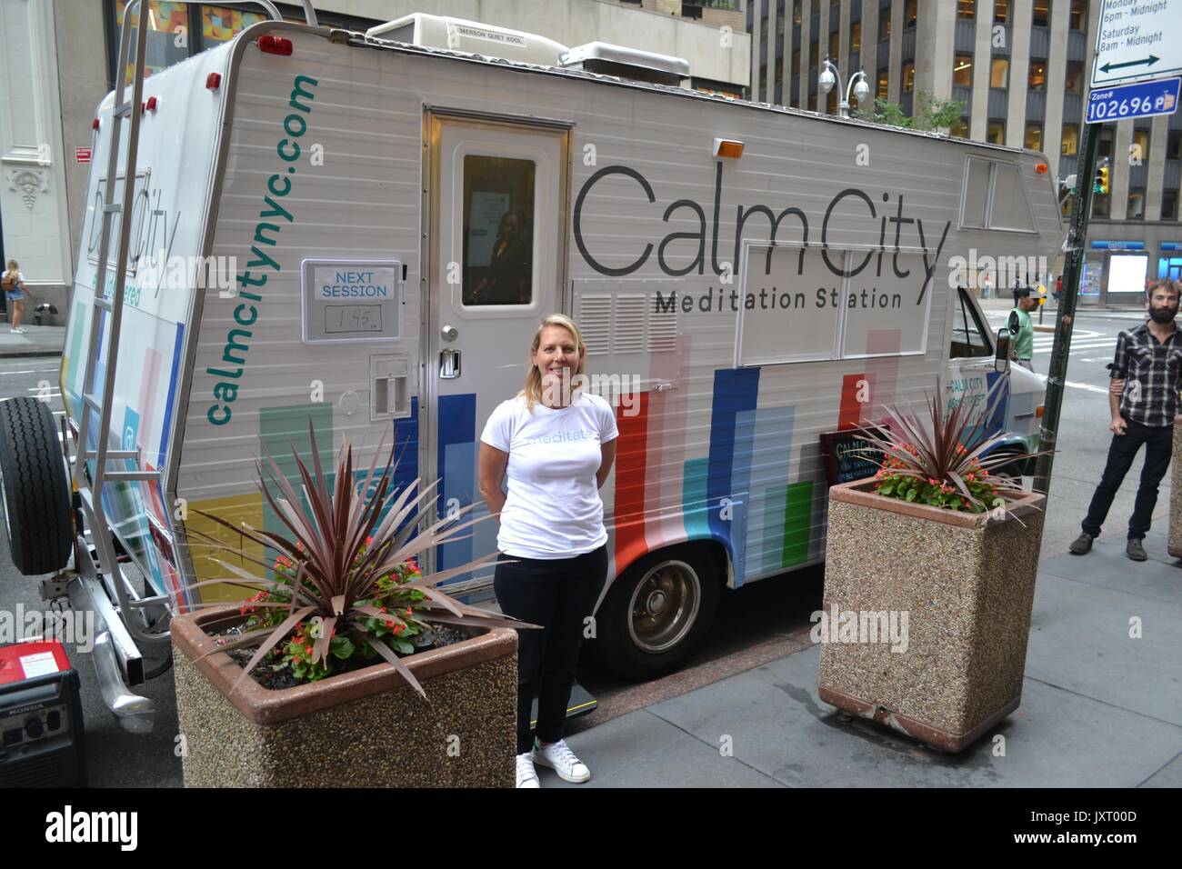 New York, USA. 8 Aug, 2017. Kristin Westbrook, Gründer und Leiter der erste mobile Meditation studio ruhige Stadt, ein umgebauter Bus, in dem Sie bietet 10-minütige Meditationen, in New York, USA, 8. August 2017. - KEINE LEITUNG SERVICE - Foto: Kyodo/dpa/Alamy leben Nachrichten Stockfoto