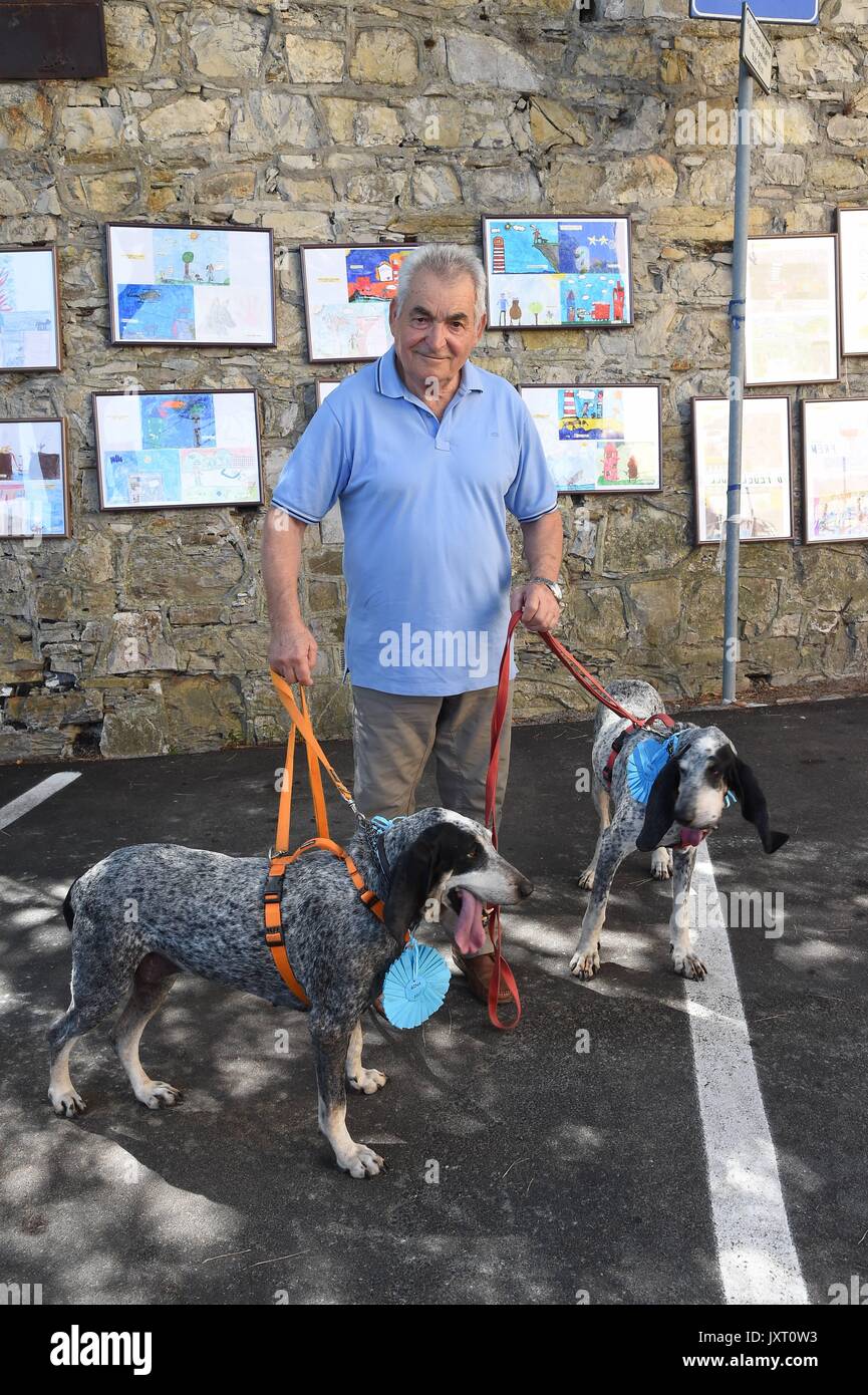 San Rocco (Rom): Fed Award des Hundes 2017. In der Foto: Die Sieger Gino und Gina, französische Jagdhunde mit Silvano Bertini Stockfoto