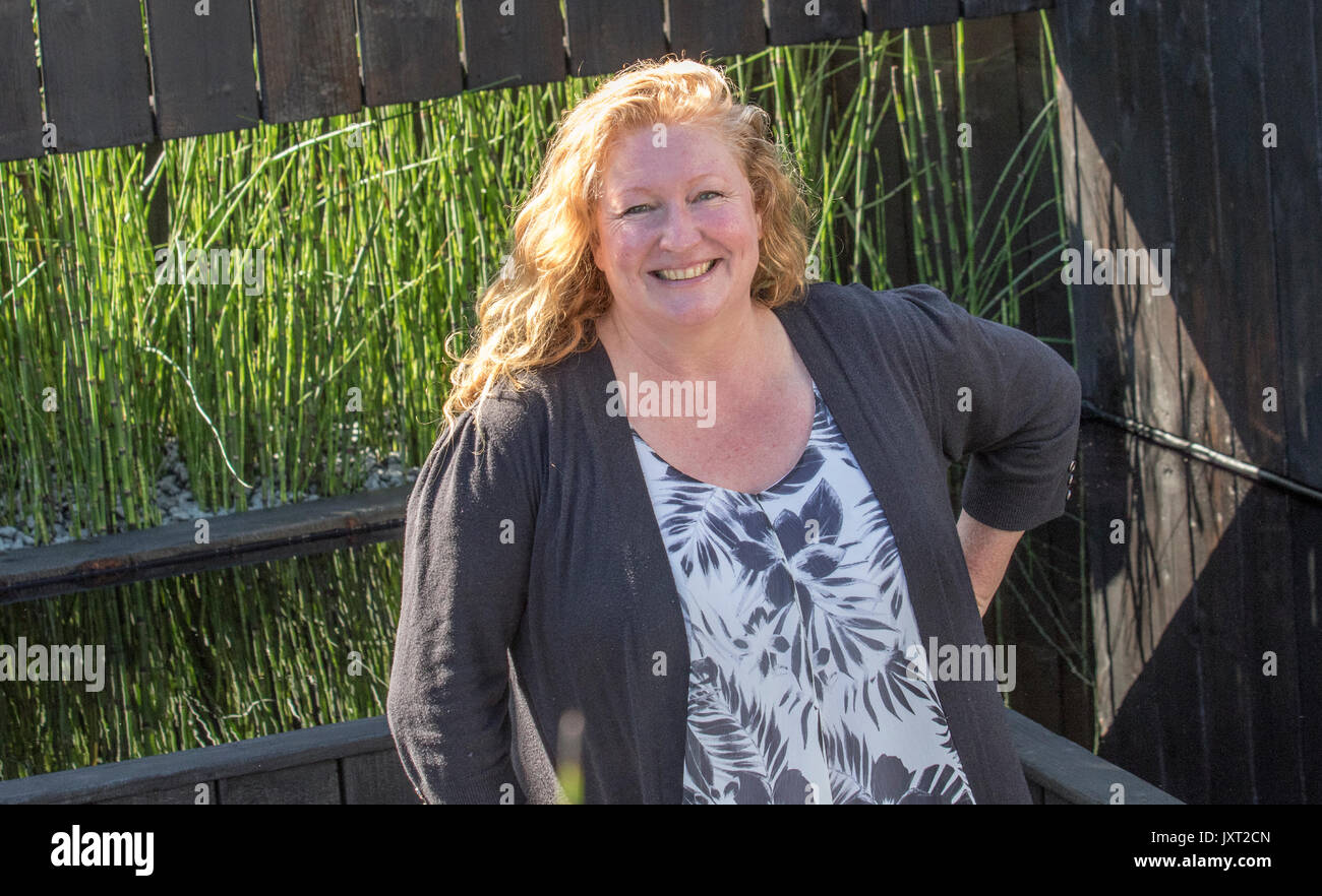 Charlie Dimmock (Charlotte Elouise Dimmock), englischer Gärtner, Moderator und Compère am Eröffnungstag der Southport Flower Show, August 2017. Aussteller, Gartendesigner und Blumenausstellungen erwarten bis zum 80.000. August Besucher, die an dieser berühmten jährlichen Veranstaltung teilnehmen. Stockfoto