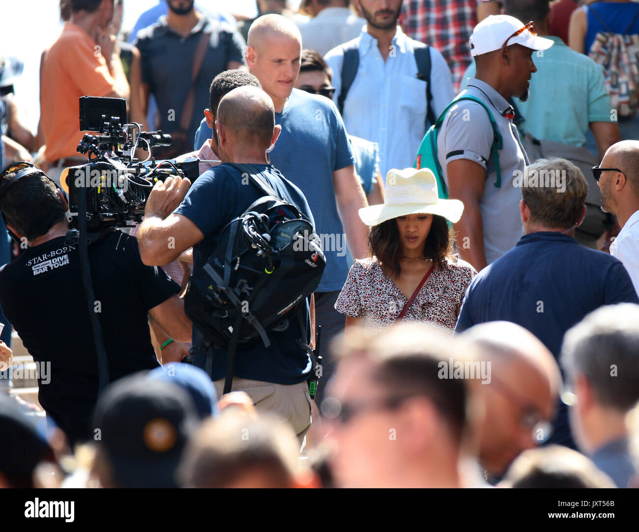 Venedig, Italien. 17 Aug, 2017. Zweite Dreharbeiten Tag für Clint Eastwood's "Die 15:17 bis Paris' Film bei der Rialtobrücke in Venedig. Die Hauptdarsteller Anthony Sadler und Spencer Stein während der Dreharbeiten. Im August 2015 ein 26-jähriger Marokkaner namens Ayoub al-Qahzzani eröffneten das Feuer mit einer Kalaschnikow in einem Zug von Amsterdam Abflug und nach Paris geleitet. Drei Amerikaner, zwei Soldaten und ein ziviler, entwaffnet und in Boghese, schaffte es zu blockieren. Der Film ist aus dem Buch "Die 15:17 nach Paris: Die wahre Geschichte eines terroristischen, Zug, und drei amerikanischen Helden". Credit: IPA/Alamy leben Nachrichten Stockfoto