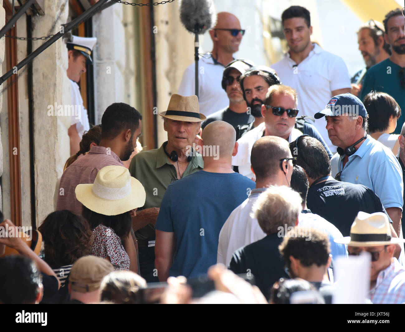 Venedig, Italien. 17 Aug, 2017. Zweite Dreharbeiten Tag für Clint Eastwood's "Die 15:17 bis Paris' Film bei der Rialtobrücke in Venedig. Die Hauptdarsteller Anthony Sadler und Spencer Stein während der Dreharbeiten. Im August 2015 ein 26-jähriger Marokkaner namens Ayoub al-Qahzzani eröffneten das Feuer mit einer Kalaschnikow in einem Zug von Amsterdam Abflug und nach Paris geleitet. Drei Amerikaner, zwei Soldaten und ein ziviler, entwaffnet und in Boghese, schaffte es zu blockieren. Der Film ist aus dem Buch "Die 15:17 nach Paris: Die wahre Geschichte eines terroristischen, Zug, und drei amerikanischen Helden". Credit: IPA/Alamy leben Nachrichten Stockfoto