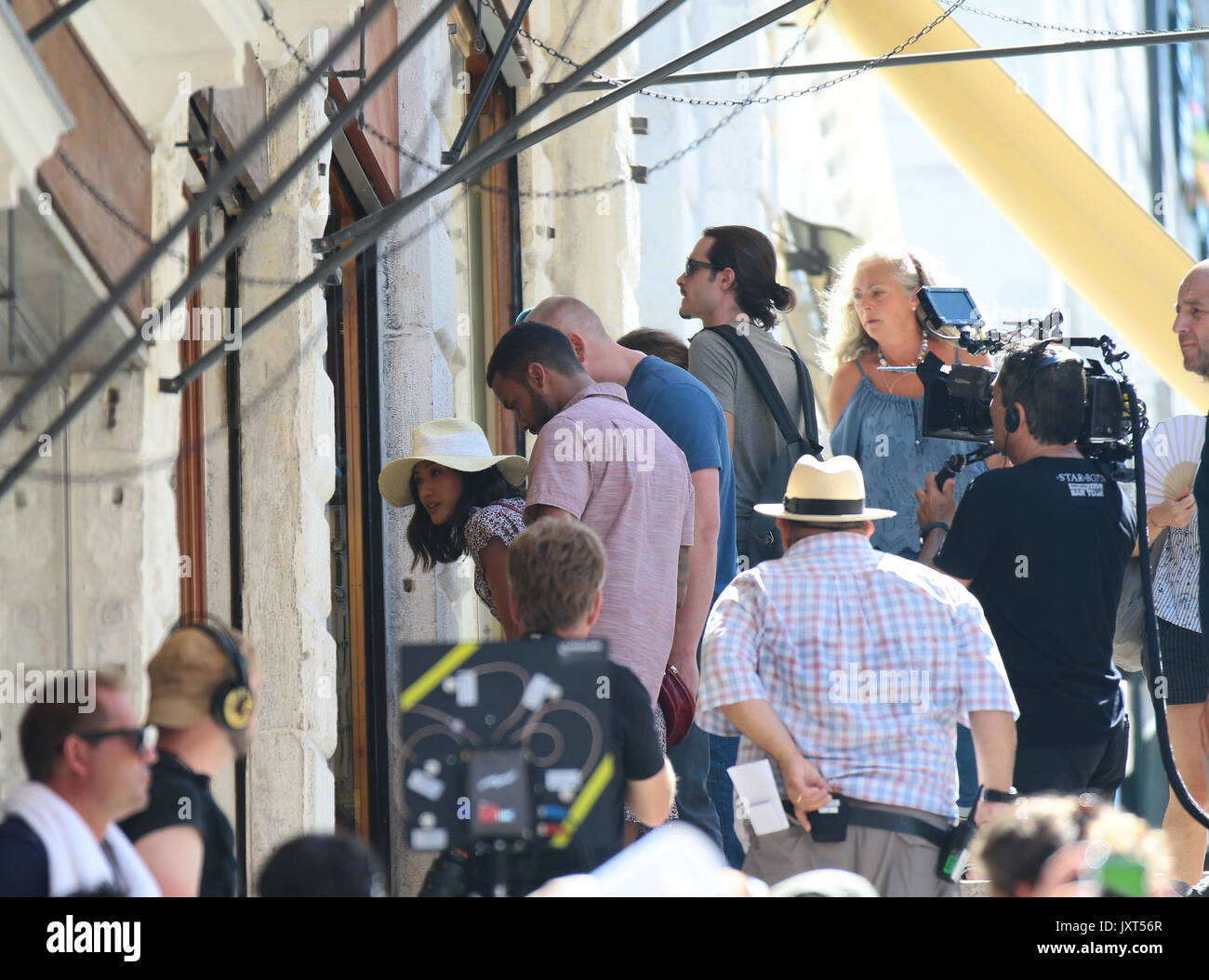 Venedig, Italien. 17 Aug, 2017. Zweite Dreharbeiten Tag für Clint Eastwood's "Die 15:17 bis Paris' Film bei der Rialtobrücke in Venedig. Die Hauptdarsteller Anthony Sadler und Spencer Stein während der Dreharbeiten. Im August 2015 ein 26-jähriger Marokkaner namens Ayoub al-Qahzzani eröffneten das Feuer mit einer Kalaschnikow in einem Zug von Amsterdam Abflug und nach Paris geleitet. Drei Amerikaner, zwei Soldaten und ein ziviler, entwaffnet und in Boghese, schaffte es zu blockieren. Der Film ist aus dem Buch "Die 15:17 nach Paris: Die wahre Geschichte eines terroristischen, Zug, und drei amerikanischen Helden". Credit: IPA/Alamy leben Nachrichten Stockfoto