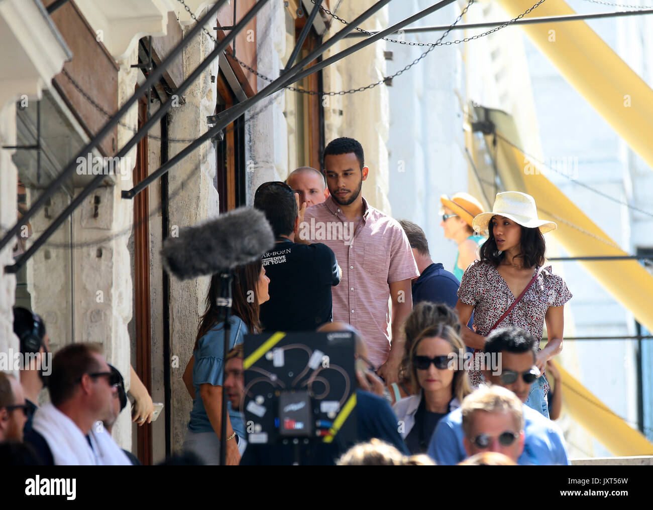 Venedig, Italien. 17 Aug, 2017. Zweite Dreharbeiten Tag für Clint Eastwood's "Die 15:17 bis Paris' Film bei der Rialtobrücke in Venedig. Die Hauptdarsteller Anthony Sadler und Spencer Stein während der Dreharbeiten. Im August 2015 ein 26-jähriger Marokkaner namens Ayoub al-Qahzzani eröffneten das Feuer mit einer Kalaschnikow in einem Zug von Amsterdam Abflug und nach Paris geleitet. Drei Amerikaner, zwei Soldaten und ein ziviler, entwaffnet und in Boghese, schaffte es zu blockieren. Der Film ist aus dem Buch "Die 15:17 nach Paris: Die wahre Geschichte eines terroristischen, Zug, und drei amerikanischen Helden". Credit: IPA/Alamy leben Nachrichten Stockfoto