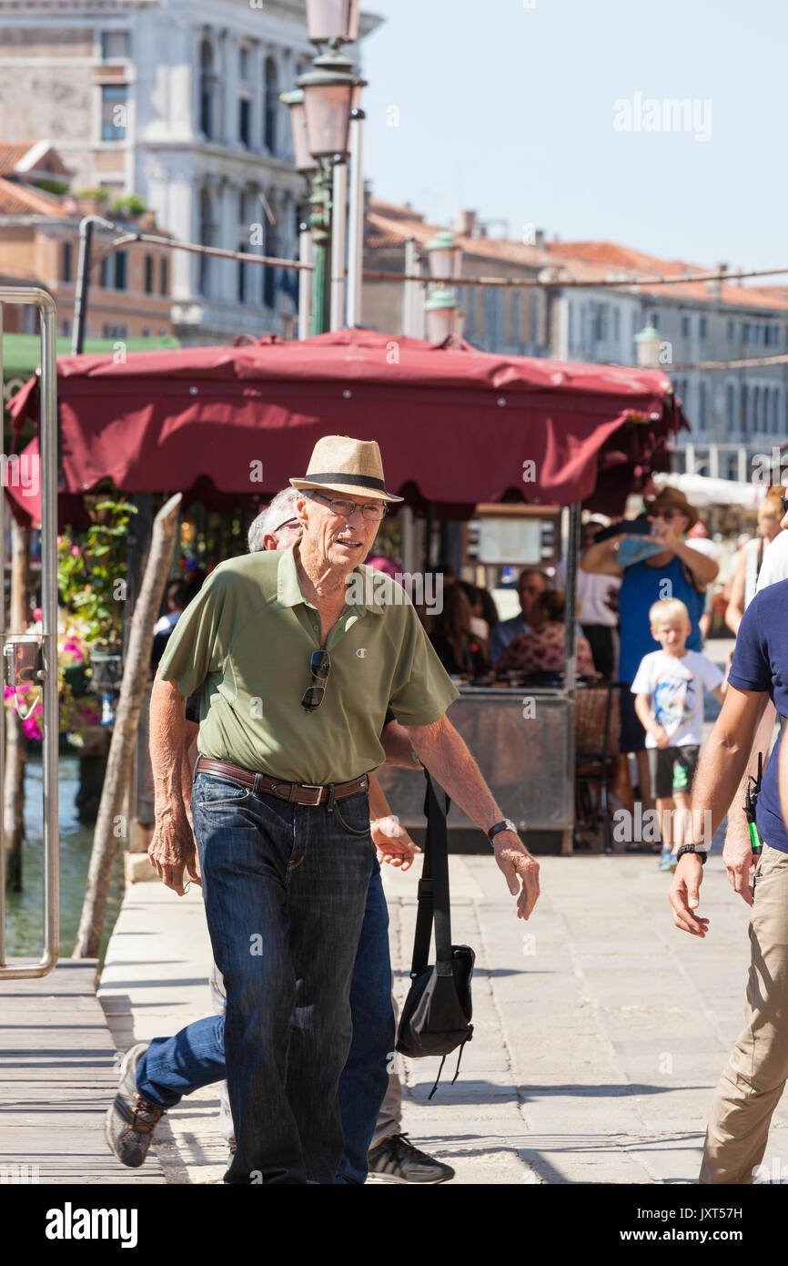 Venedig, Italien. 17 Aug, 2017. Clint Eastwood Ankommen auf der Rialtobrücke in Venedig, Italien, für den zweiten Tag der Dreharbeiten zu seinem neuen Film zum Buch der 15: 17 nach Paris: Die wahre Geschichte eines Terroristen, ein Zug, und drei amerikanischen Helden dokumentieren die Geschichte von Stein, Sadler und Skarlatos, die Vereitelten eine terroristische Handlung auf dem Zug und die Sterne sich als sie selbst". Kredit Mary Clarke/Alamy leben Nachrichten Stockfoto