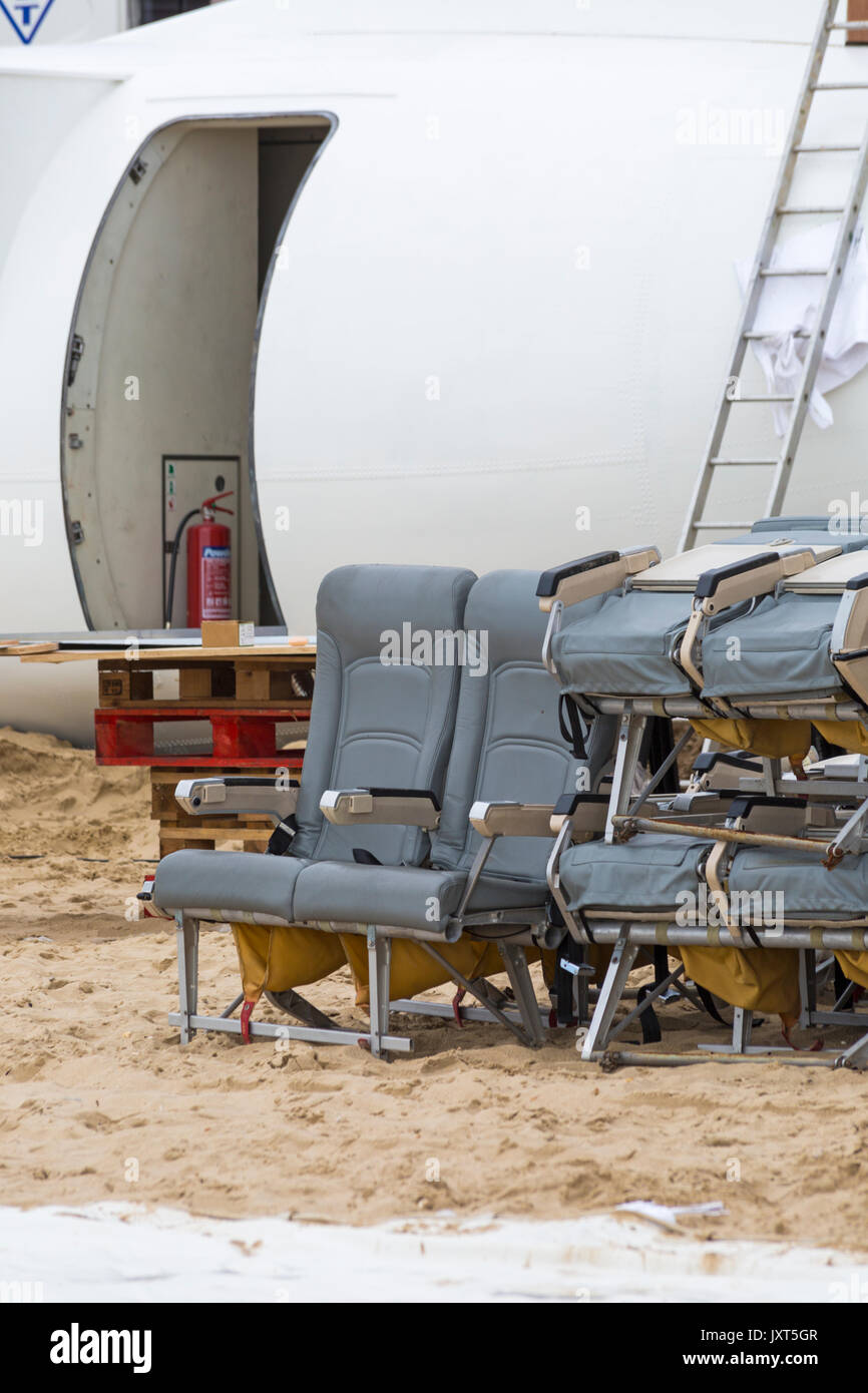 Bournemouth, Dorset, Großbritannien. 17 Aug, 2017. Die ersten britischen Zeitfahrlenker wird am Strand von Bournemouth vorbereitet, wie die 'tun' Flughafen nimmt Gestalt an. Die 73 ft ATR 42 Flugzeuge in eine mobile Bar und die umliegenden Strand verwandelt in Flughafen Terminal mit Departure Lounge, Duty free, Club Class Restaurant und VIP 1. Klasse Bereich umgewandelt wird. "Passagiere" wird eine Bordkarte bei der Ankunft gegeben werden. Das Flugzeug wird es 17 Tage lang sein und live Unterhaltung haben. Die Attraktion ist die Stadt von Poole Unternehmen immense Veranstaltungen gebracht. Credit: Carolyn Jenkins/Alamy leben Nachrichten Stockfoto