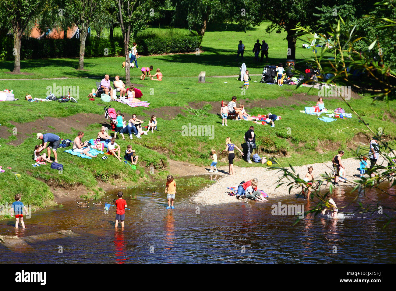 Ilkley, West Yorkshire, UK. 17 Aug, 2017. UK Wetter. Mit den Sommerferien in vollem Gange Familien die meisten heißen, sonnigen Wetter von picnicing und Abkühlung der River Wharfe, Ilkley, West Yorkshire. Am 17. August 2017 berücksichtigt. UK Wetter. Credit: Andrew Gardner/Alamy leben Nachrichten Stockfoto