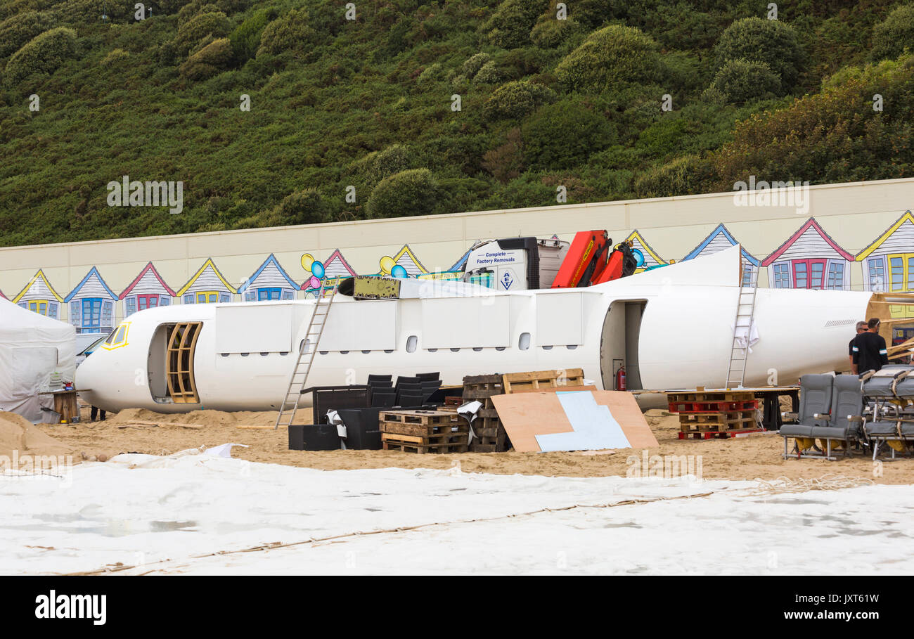 Bournemouth, Dorset, Großbritannien. 17 Aug, 2017. Die ersten britischen Zeitfahrlenker wird am Strand von Bournemouth vorbereitet, wie die 'tun' Flughafen nimmt Gestalt an. Die 73 ft ATR 42 Flugzeuge in eine mobile Bar und die umliegenden Strand verwandelt in Flughafen Terminal mit Departure Lounge, Duty free, Club Class Restaurant und VIP 1. Klasse Bereich umgewandelt wird. "Passagiere" wird eine Bordkarte bei der Ankunft gegeben werden. Das Flugzeug wird es 17 Tage lang sein und live Unterhaltung haben. Die Attraktion ist die Stadt von Poole Unternehmen immense Veranstaltungen gebracht. Credit: Carolyn Jenkins/Alamy leben Nachrichten Stockfoto