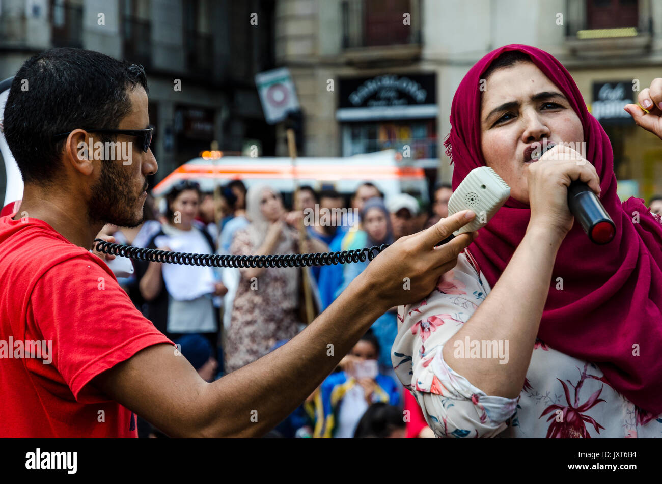 Barcelona, 30. Juli 2017, ein Mann hält das Megaphon an eine Frau, die auf die Demonstranten während der Demonstration der Unterstützung für RIf in Barcelona spricht Stockfoto