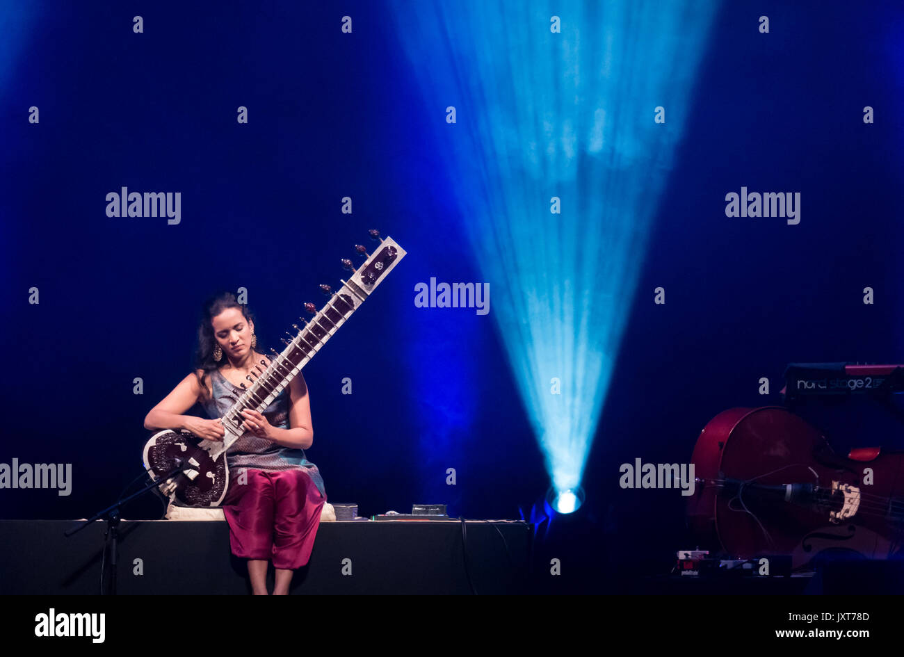 Edinburgh, Schottland, Vereinigtes Königreich, 16. August 2017. Anoushka Shankar, Musiker, spielen die Sitar, Songs aus Ihrem Album Land des Goldes, im Konzert an die Usher Hall, Edinburgh am 70. Edinburgh International Festival (EIF) im Jahr 2017 Stockfoto