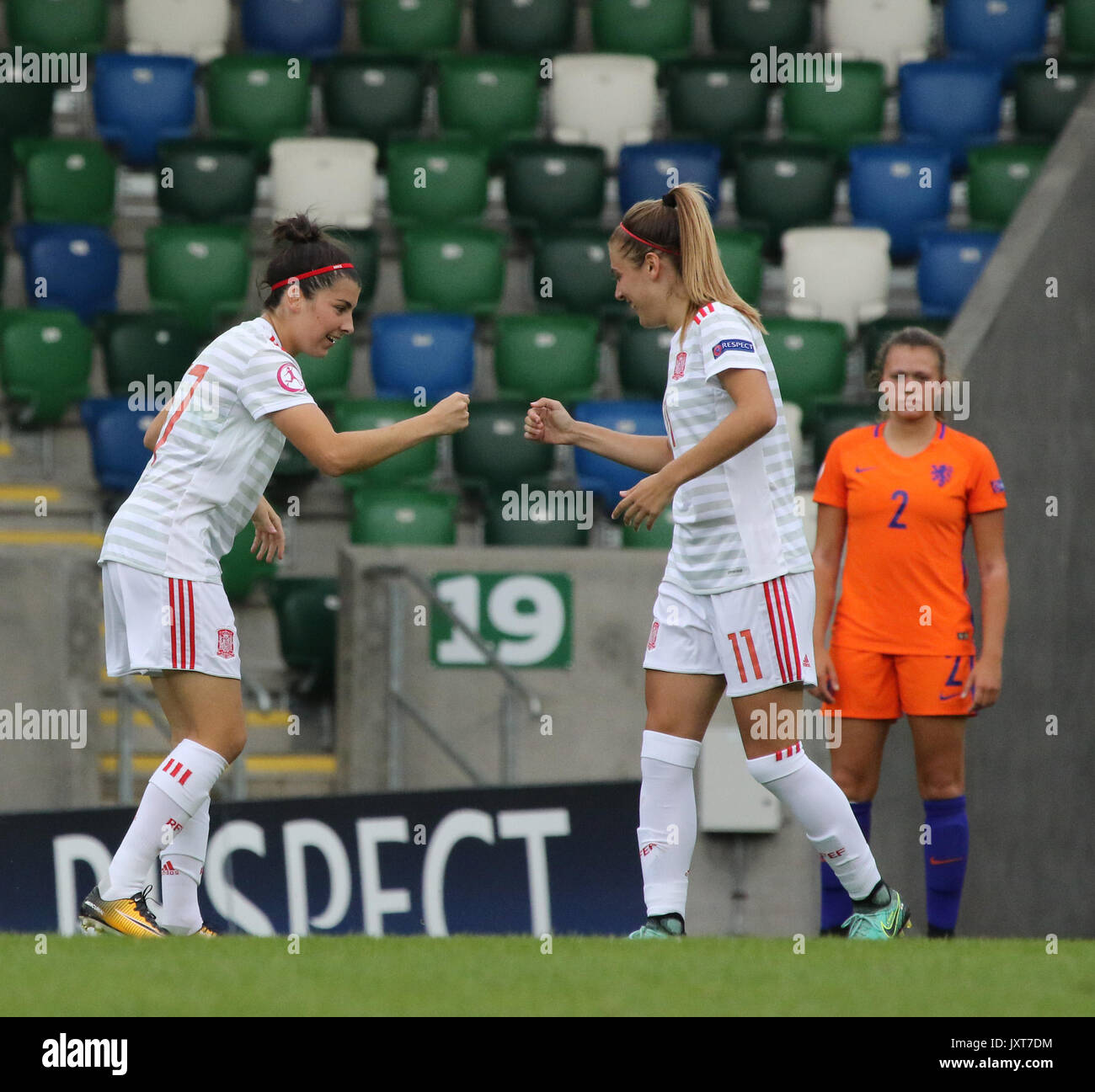 Belfast, Nordirland. 17 Aug, 2017. Nationale Fußball-Stadion im Windsor Park, Belfast, Nordirland. 17 Aug, 2017. UEFA U19-Europameisterschaft der Frauen - Halbfinale 1 - Niederlande 2 Spanien 3. Lucia Garcia (17), feiert ihre öffnung Ziel für Spanien mit Carmen Menayo (11). Quelle: David Hunter/Alamy leben Nachrichten Stockfoto