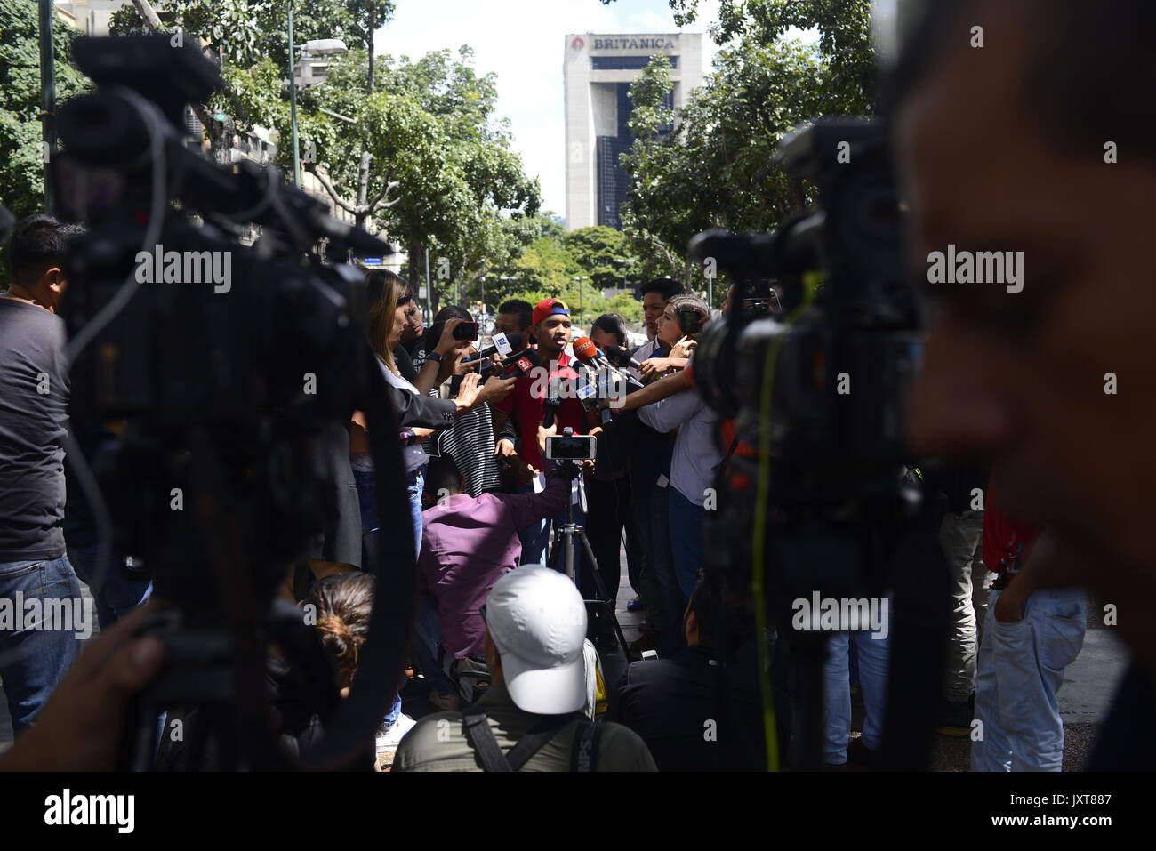 Caracas, Venezuela. 17 Aug, 2017. Geiger Wuilly Arteaga (23), der berühmt für seine Musik in der Mitte der Proteste wurde, vor der Presse in Caracas, Venezuela, 17. August 2017. Arteaga war am Tag zuvor nach 19 Tagen Haft entlassen. Foto: Manu Quintero/dpa/Alamy leben Nachrichten Stockfoto