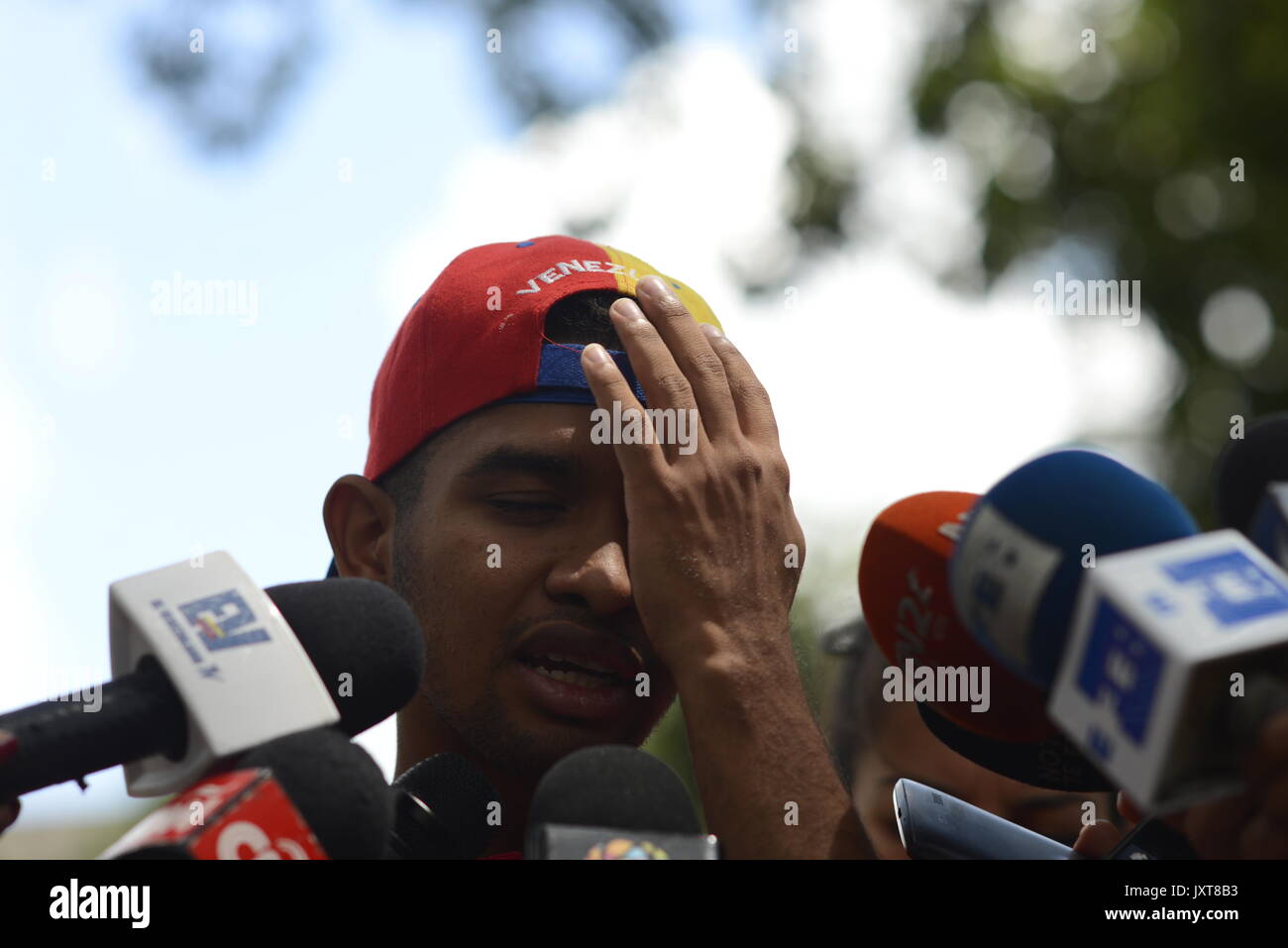 Caracas, Venezuela. 17 Aug, 2017. Geiger Wuilly Arteaga (23), der berühmt für seine Musik in der Mitte der Proteste wurde, vor der Presse in Caracas, Venezuela, 17. August 2017. Arteaga war am Tag zuvor nach 19 Tagen Haft entlassen. Foto: Manu Quintero/dpa/Alamy leben Nachrichten Stockfoto