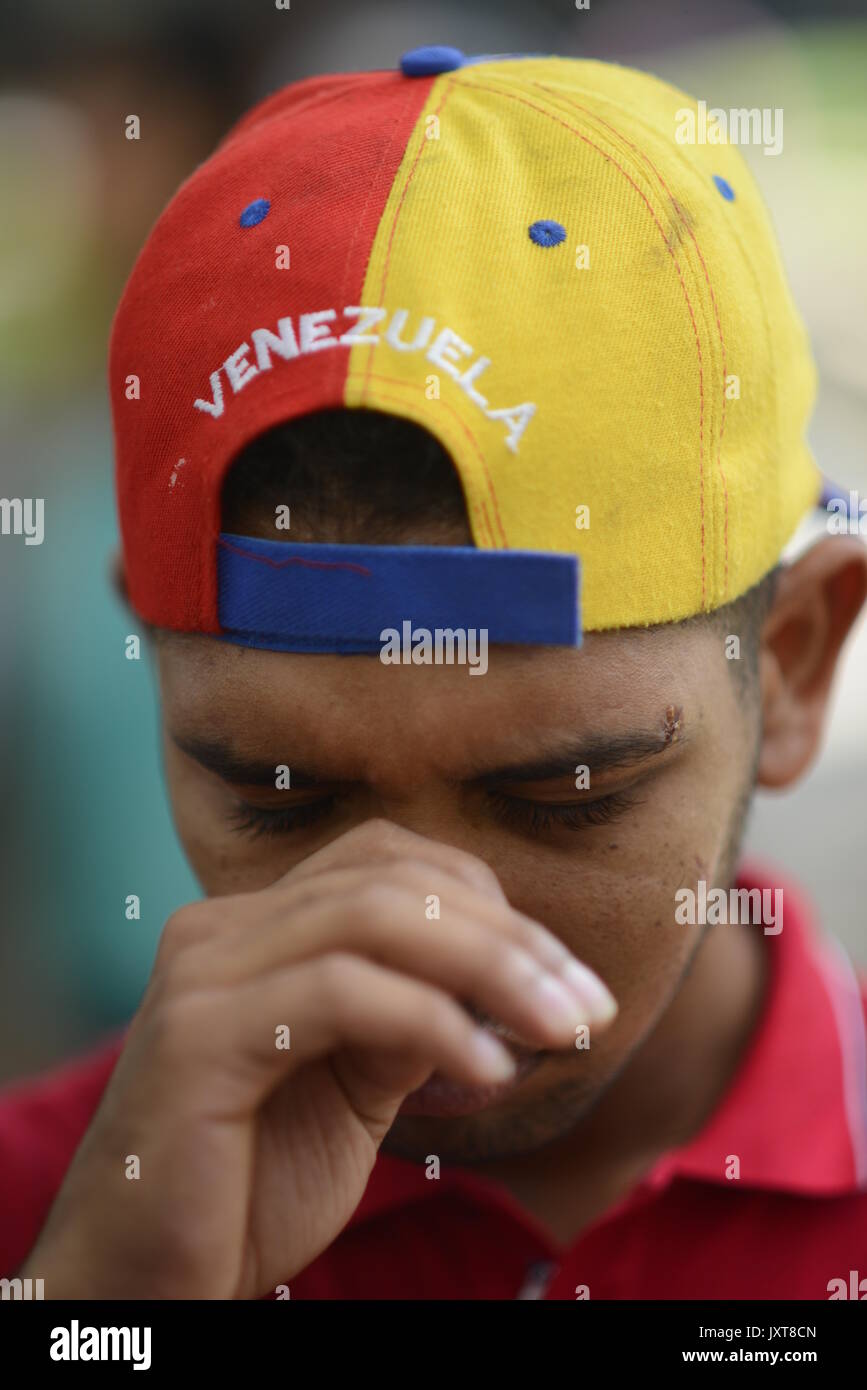 Caracas, Venezuela. 17 Aug, 2017. Geiger Wuilly Arteaga (23), der berühmt für seine Musik in der Mitte der Proteste wurde, schluchzen in Caracas, Venezuela, 17. August 2017. Arteaga war am Tag zuvor nach 19 Tagen Haft entlassen. Foto: Manu Quintero/dpa/Alamy leben Nachrichten Stockfoto