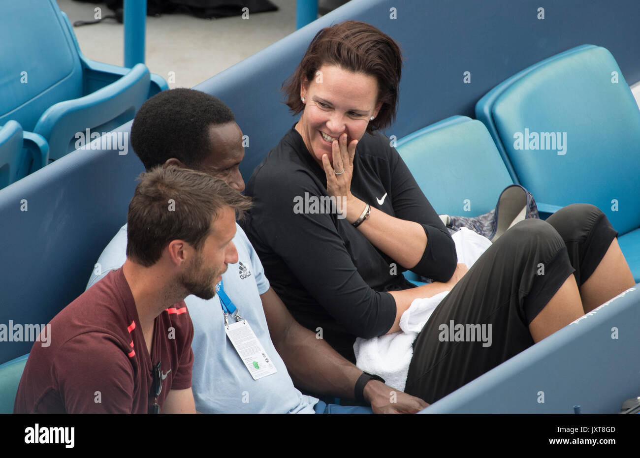 August 17, 2017: Lindsay Davenport Uhren als Madison (USA) Schlachten gegen Garbine Muguruza (ESP) vor der regenunterbrechung am Westlichen und Südlichen Öffnen bei Lindner Family Tennis Center in Mason, Ohio gespielt wird. © Leslie Billman/Tennisclix/CSM Stockfoto