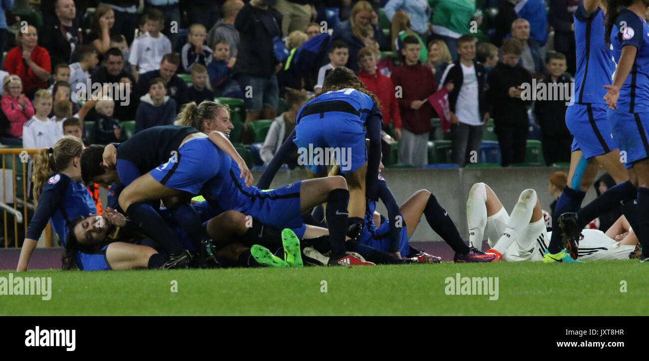 Belfast, Irland. 17 Aug, 2017. Nationale Fußball-Stadion im Windsor Park, Belfast, Nordirland. 17 Aug, 2017. UEFA U19-Europameisterschaft der Frauen - Halbfinale 2 Deutschland 1 Frankreich 2. Frankreich (blau) feiern ihre Qualifikation für das Finale, während Deutschland (weiß) aus dem Turnier ging. Quelle: David Hunter/Alamy leben Nachrichten Stockfoto